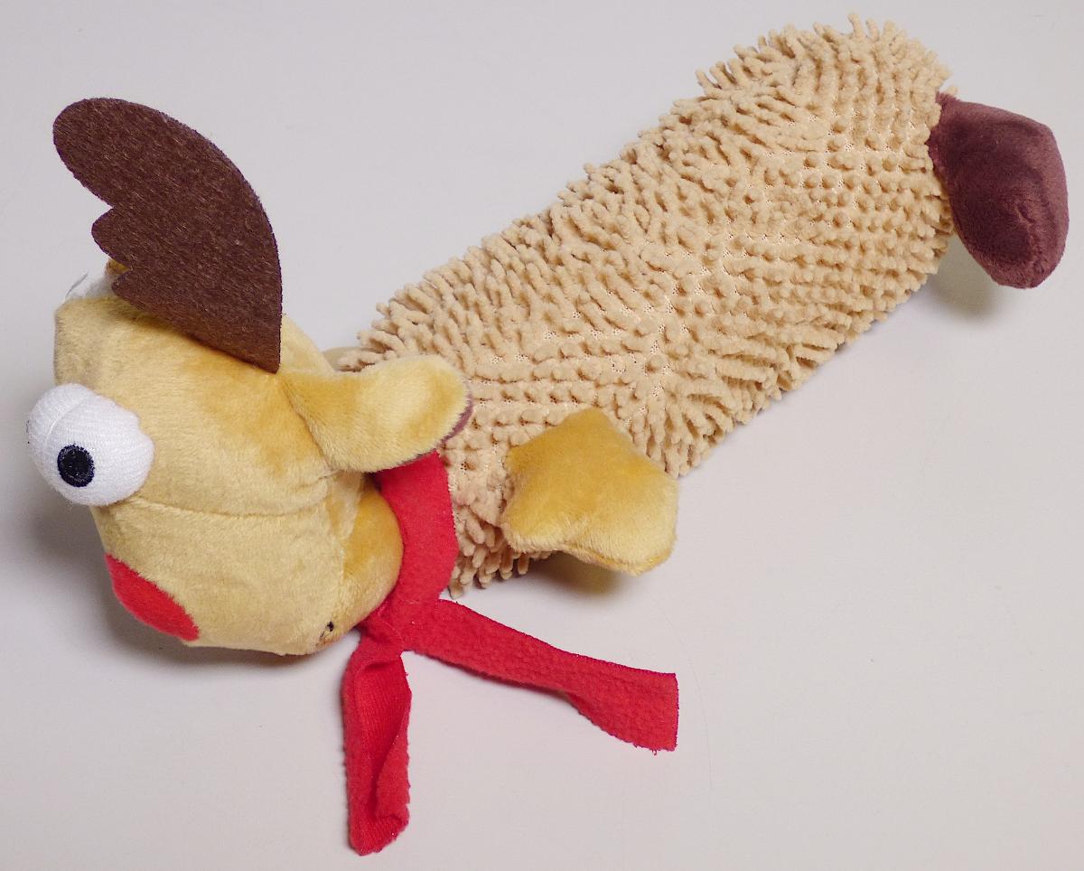 Hundespielzeug, Foto siehe Anlage,
- laut Antrag an einem mit der Abbildung eines Hundes und der Aufschrift "Hundespielzeug" be-
  druckten Pappaufhänger befestigt,
- in Form eines stilisierten Rentiers (Rudolph, the Red-Nose Reindeer) gearbeitet; mit einer Länge
  von ca. 30 cm und einer max. Breite von ca. 11 cm,
- mit einem "Körper" aus einfarbigen Schlingengewirken,
- mit einem "Kopf, "Ohren", "Nase", "Armen" und "Beinen" sowie einem "Schal" aus verschiedenen
  einfarbigen Samtgewirken,
- mit "Ohren" aus einfarbigen Vliesstoffen,
- alle Flächenerzeugnisse aus laut Antrag 100 % Polyester (synthetische Chemiefasern),
- vollständig mit Wattierungsstoff gefüllt,
- mit aufgesticktem "Mund" und "Augen" versehen,
- im "Körper" mit einem Quietschmechanismus versehen,
- durch Zusammenfügen konfektioniert,
- aufgrund der Beschaffenheit und der Aufmachung erkennbar für Tiere bestimmt, somit keine
  Ware der Position 9503,
- aufgrund des eigenen Gebrauchswertes kein Festartikel der Position 9505.

"Andere konfektionierte Ware (Hundespielzeug), aus Spinnstoffen, aus Gewirken"