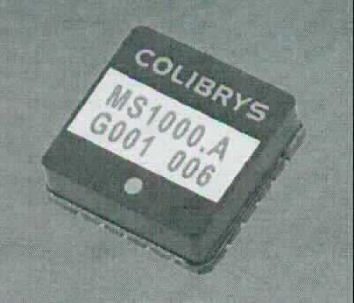 Beschleunigungssensor MS1000 / MS1010 (Abbildung siehe Anlage),
- in Form einer Multikomponente Integrierten Schaltung (MCO) aus einem 
  ASIC in Form einer monolithischen integrierten Schaltung und einem auf 
  Silizium basierenden MEMS-Sensorelement sowie einem NTC, die auf 
  praktisch untrennbare Weise zu einer einzigen integrierten Schaltung
  verbunden sind,
- in einem Gehäuse mit 20 Anschluss-Pins für die Montage auf einer Leiterplatte 
  oder einem anderen Träger.

"Elektronische integrierte Schaltung, kein Prozessor und keine Steuer- oder 
 Kontrollschaltung, kein Speicher oder Verstärker, in Anmerkung 9 b) Ziffer 4
 zu diesem Kapitel genannte Ware, Multikomponente Integrierte Schaltung 
 (MCO) - Beschleunigungssensor"