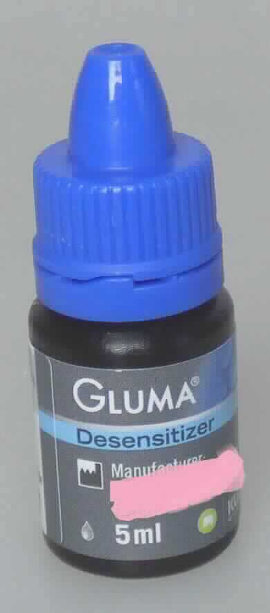 Angaben des Antragstellers:
GLUMA Desensitizer
Die Ware dient zur Behandlung hypersensiblen Dentins. Die Wirkung beruht auf einer Reduktion der Dentinpermeabilität durch Ausfällung von Plasmaproteinen und dem dadurch erzielten Verschluss der peripheren Dentintubuli. Somit wird die für die Schmerzempfindung ursächliche Bewegung der tubulären Flüssigkeit gestoppt.
Die Ware wird zur Schmerzausschaltung bei freiliegenden, nicht restaurierungsbedürftigen Zahnhalsbereichen und  zur Reduktion oder Vermeidung von Dentinempfindlichkeit nach Präparation von Zähnen zur Aufnahme festsitzenden Zahnersatzes verwendet.
Nach der Anwendung wird die Ware wieder komplett entfernt.
Zur Zusammensetzung liegen vertrauliche Angaben vor.

Feststellungen an einem Warenmuster:
Farblose Flüssigkeit in einer schwarzen Tropfflasche mit blauem Klebeetikett. Die Flasche befindet sich zusammen mit Anwendungspiktogrammen und einem mehrsprachigem Anweisungsheft in einer Pappfaltschachtel (Kennzeichnung (Auszug): "Gluma Desensitizer Fluid zur Behandlung von Hypersensibilitäten 1 x 5 ml").

Befund:
Chemische Erzeugnisse und Zubereitungen, überwiegend aus organischen Verbindungen bestehend, anderweit weder genannt noch inbegriffen: in flüssiger Form bei 20 °C: andere
Eine Einreihung als zubereitetes Zahn- oder Mundpflegemittel in die Position 3306 oder als Zahnfüllstoff in das Kapitel 30 kommt nicht in Betracht.