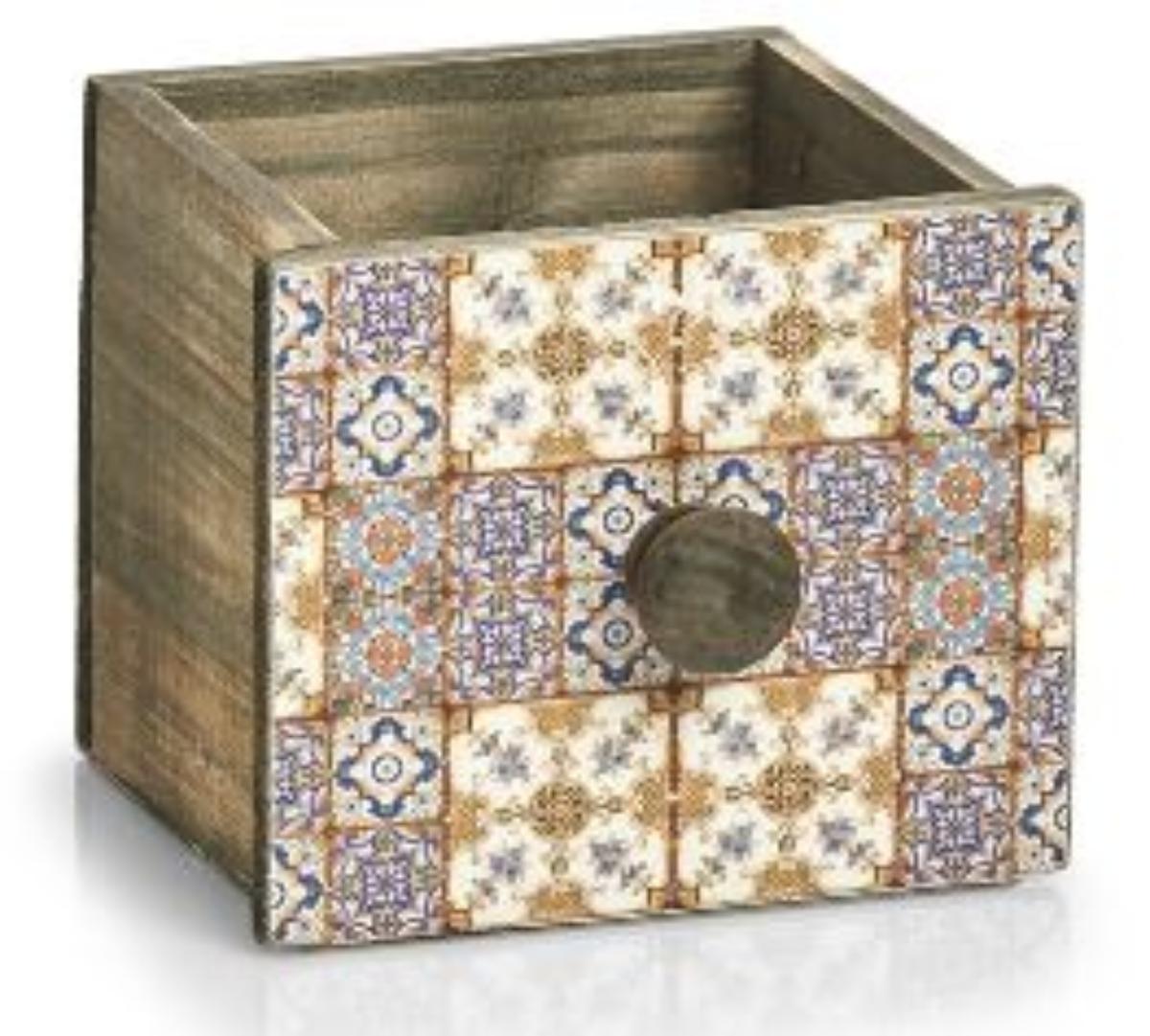 Schubladenbox Mosaik, Art. 15193 (Abbildung siehe Anlage)
- quaderförmiges, oben offenes Behältnis (Maße ca. 12 x 12 x 12 cm), mit Boden
  aus Sperrholz und Seitenteilen aus massivem Holz, aus Tannenholz (lt. Antragsteller),
  auf einer Außenseite mit Mosaik-Muster bedrucktem Papier und einem Holzknauf versehen,
- zur Aufbewahrung verschiedener Gegenstände (Stifte, Notizzettel, usw.), den Briefordnern
  und Federschalen ähnliche Ablage z.B. zum Aufstellen auf Schreibtischen, nicht dazu
  bestimmt auf den Boden gestellt zu werden (kein Möbel des Kapitels 94),
- in Papier mit Barcode Sticker für den Verkauf aufgemacht.

Das Holz bestimmt aufgrund der Bedeutung in Bezug auf die Verwendung und des Umfanges den Charakter der Ware.

"Innenausstattungsgegenstand aus Holz, nicht aus tropischem Holz im Sinne der Zusätzlichen Anmerkung 2 zu Kapitel 44, kein Stammstück (zusammengesetzte Ware aus Holz - charakterbestimmend - und Papier)"
