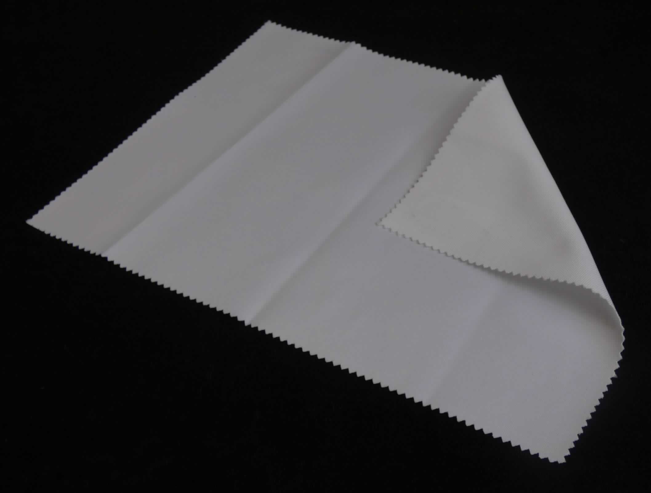 Kettengewirke, Foto siehe Anlage,
- als Meterware, mit einer Breite von laut Antrag 320 cm,
- laut Untersuchungsergebnis:
-- aus synthetischen Chemiefasern (laut Antrag Polyester),
-- keine Elastomergarne oder Kautschukfäden enthaltend,
-- kein Samt, Plüsch, Schlingengewirke oder Schlingengestricke,
-- gebleicht.

"Kettengewirke, anderes als in den Positionen 6001 bis 6004 genannte, aus synthetischen Chemiefasern, anderes
 als in der Unterposition 6005 35 genannte, gebleicht"