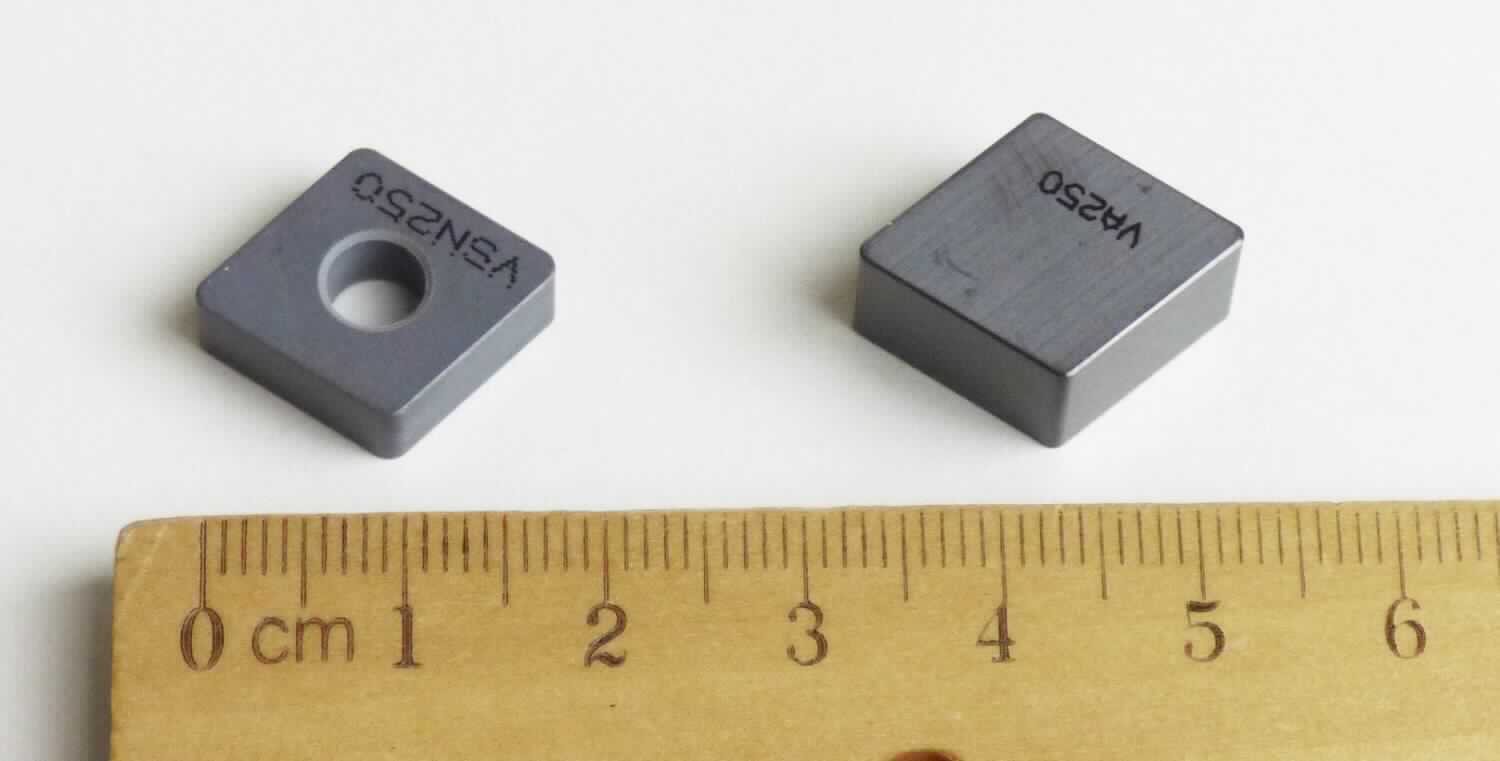 Keramische Waren zu technischen Zwecken, sog. Keramik-Wendeschneidplatten, Foto siehe Anlage,
- harte, ungefasste, rautenförmige Schneidkörper,
- aus anderen keramischen Stoffen als Porzellan, laut Antrag in zwei unterschiedlichen Zusammensetzungen:
- - Aluminiumoxid mit einer Beschichtung aus Titancarbonnitrid,
- - Siliciumnitrid,
- - nach vorheriger Formgebung keramisch gebrannt, 
- laut Antrag mit einer Mohsschen Härte von weniger als 9,
- zur Verwendung als Schneidkörper in Werkzeugmaschinen für die Metallbearbeitung,
- keine Waren des Kapitels 82, da es sich weder um Cermets handelt noch aus Stoffen bestehend, die in
  Anmerkung 1 zu Kapitel 82 in Bezug auf das arbeitende Teil zugelassen sind.

"Keramische Waren zu technischen Zwecken, nicht aus Porzellan, mit einer Mohsschen Härte von weniger als 9"