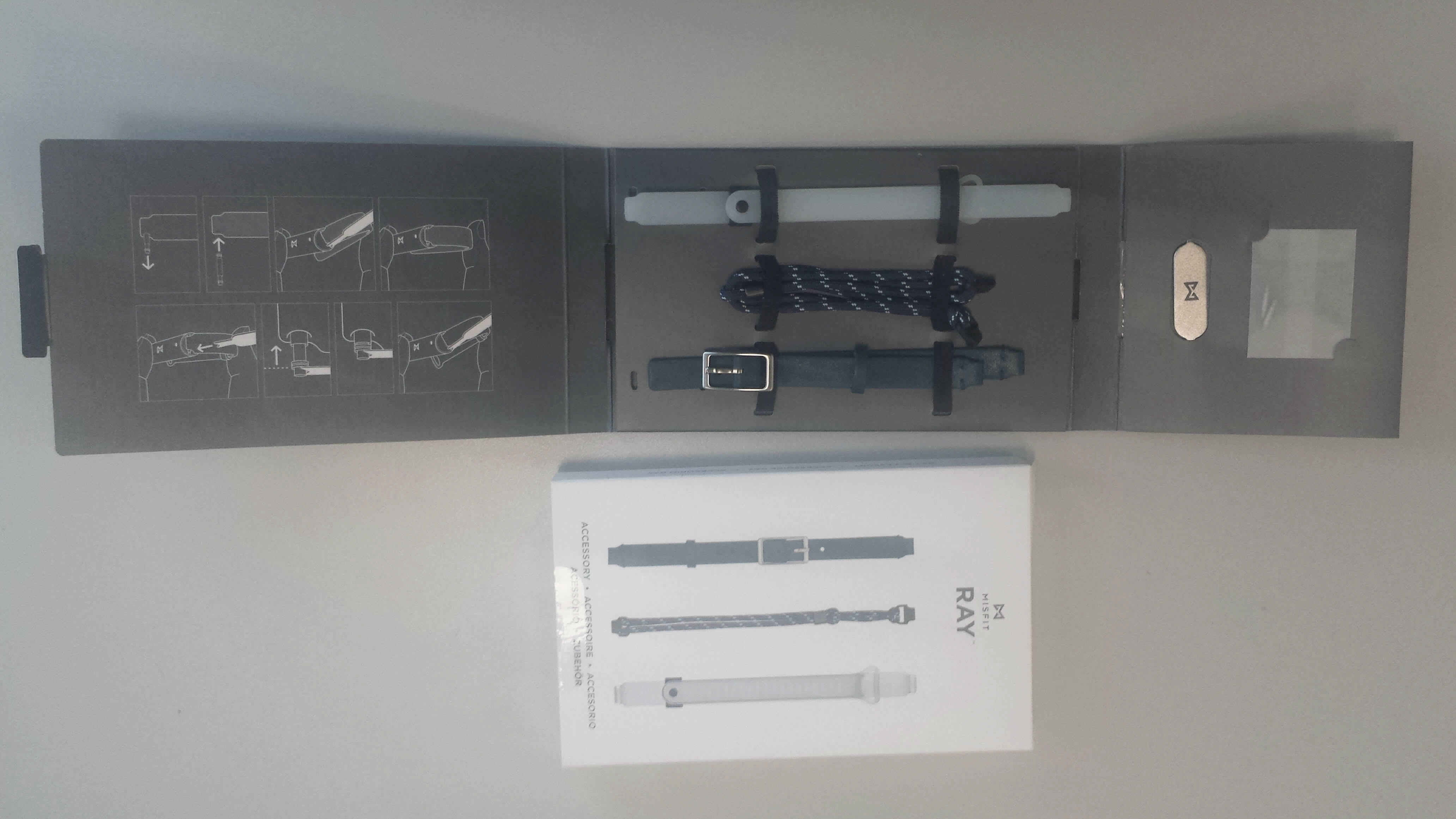 Es handelt sich bei dem Erzeugnis "(Ersatz-/Wechsel-)Bänder für Fitnesstracker" um eine Warenzusammenstellung in Aufmachung für den Einzelverkauf, bestehend aus drei Uhrarmbändern (vom Umfang her und im Hinblick auf die Bedeutung für die Verwendung charakterbestimmend), einem Montagewerkzeug und zwei Federstegen:

1. Armband aus Kunststoff, zweiteilig, jeweils ca. 1 cm breit, ein Teil ca. 10,5 cm lang, mit einer runden Ausstanzung an einem Ende, einseitig über die komplette Länge mit einer Riffelung versehen sowie am anderen Ende mit einer schlaufenartigen Öffnung zur Aufnahme eines Federsteges; das zweite Teil mit einer Länge von ca. 11,5 cm, ebenfalls einseitig über die komplette Länge mit einer Riffelung versehen, mit einem verschiebbaren Verschlussstück mit knopfähnlichem Fortsatz aus Kunststoff zum Eindrücken in die runde Ausstanzung des anderen Teils, an einem Ende mit einer zu einer Art Lasche ausgeformten Vorrichtung sowie am anderen Ende ebenfalls mit einer schlaufenartigen Öffnung zur Aufnahme eines Federsteges;

2. Armband, aus Leder, nicht handgearbeitet, zweiteilig, jeweils ca. 1 cm breit, ein Teil ca. 12 cm lang, mit neun runden Ausstanzungen in einer Reihe zur Einstellung der Länge des Bandes sowie an einem Ende mit einer schlaufenartigen Öffnung zur Aufnahme eines Federsteges; das zweite Teil mit einer Länge von ca. 9 cm, an einem Ende mit einer sog. Dornschließe aus unedlem Metall sowie am anderen Ende ebenfalls mit einer schlaufenartigen Öffnung zur Aufnahme eines Federsteges;

3. Armband, aus Spinnstoff, nicht handgearbeitet, Länge ca. 25,5 cm, zu einer Schlaufe gelegt und mit einer Hülse aus Metall einseitig zusammengehalten, mit zwei aufgefädelten, verschiebbaren Kunststoffelementen, in welche jeweils ein Federsteg eingeschoben werden kann;

4. Montagewerkzeug, ca. 4 cm lang und 1 cm breit, aus unedlem Metall, zum Auswechseln der Armbänder;

5. Zwei Federstege, ca. 1 cm lang, aus unedlem Metall, zum Befestigen eines Armbandes am Gehäuse.

Da die Armbänder von verschiedenen Unterpositionen erfasst werden und keines charakterbestimmend ist, erfolgt die Einreihung der Gesamtware in die zuletzt genannte der gleichermaßen in Betracht kommenden Unterpositionen.

Die Warenzusammenstellung ist mit einer Bedienungsanleitung in einem Einschubkarton aufgemacht.

Die Armbänder stellen sich nicht als Teile erkennbar ausschließlich oder hauptsächlich für Fitnesstracker dar.

Die Ware ist als "Uhrarmband, aus Kunststoff" einzureihen.