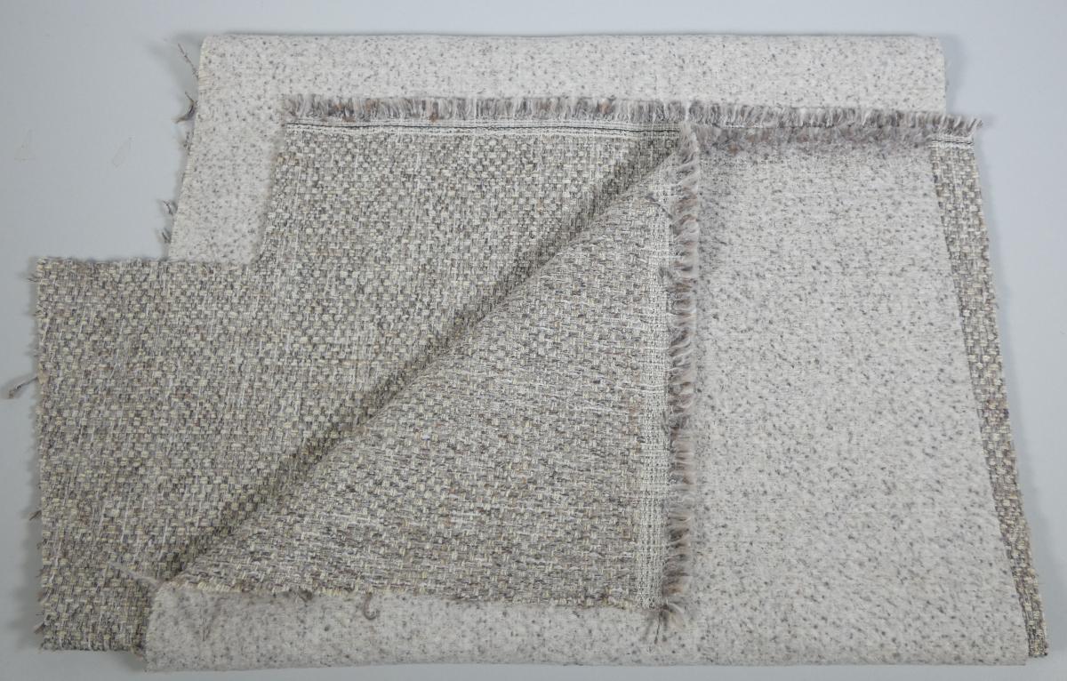 Mit Kunststoff bestrichenes Gewebe, Foto siehe Anlage,
- als Meterware, mit einer Breite von mehr als 30 cm,
- aus einem buntgewebten Gewebe aus synthetischen Chemiefasern, das auf der Rückseite mit
  dem bloßen Auge wahrnehmbar mit Kunststoff (laut Antrag Polyacryl; kein Zellkunststoff)
  bestrichen ist, somit keine Ware der Position 5512,
- von Hand bei einer Temperatur zwischen 15 und 30 °C auf einen Dorn von 7 mm Durchmesser
  aufrollbar, ohne rissig zu werden.

"Gewebe, mit Kunststoff (Polyacryl) bestrichen, anderes als solche der Position 5902, mit Schauseite
 aus Spinnstoffen"