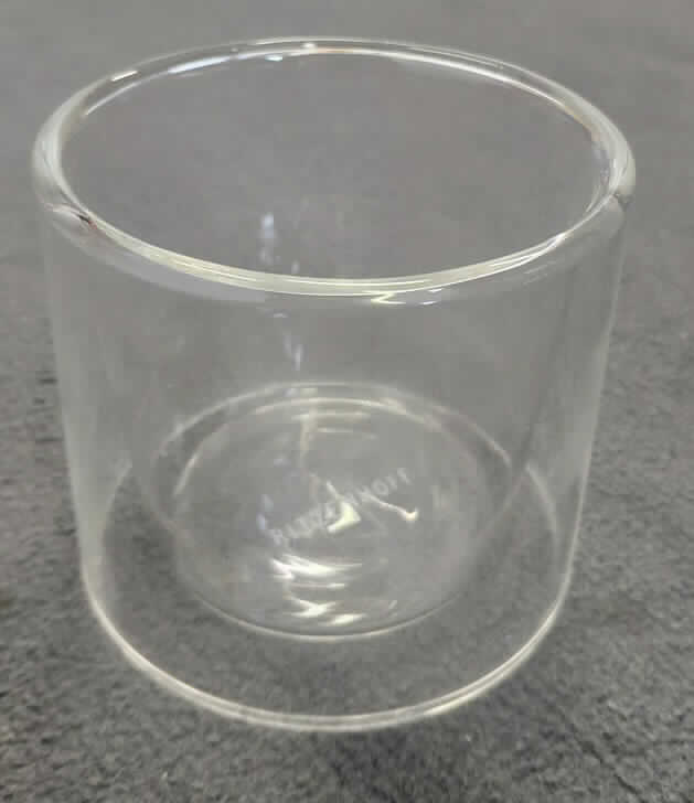 Glasware zur Innenausstattung, sog. Glas-Windlicht, Foto siehe Anlage,
- in Form einer unvollständigen Ware, die die wesentlichen Beschaffenheitsmerkmale der fertigen Ware aufweist,
- becherförmiges Gefäß,
- laut Antrag aus handgefertigtem Borosilikatglas,
- in den Abmessungen: ca. 9 cm (Durchmesser) x 8 cm (Höhe),
- am Boden speziell zum Aufsetzen auf einen Untersetzer (nicht Gegenstand dieser Auskunft) geformt,
- ohne Haltevorrichtung oder eine spezifische Vorrichtung zum Befestigen einer Kerze oder eines Teelichts, 
  somit keine Beleuchtungskörper der Position 9405.

"Glaswaren zur Innenausstattung, andere als solche aus Glaskeramik oder aus Bleikristall, handgefertigt"