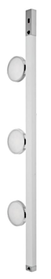 Bei der sog. "LED Unterbauleuchte LIGHTRACER 3", Art. 2414060310 handelt es sich um einen ca. 600 x 87 x 18 mm (L x B x H) großen elektrischen Beleuchtungskörper, im Wesentlichen bestehend aus einer rechteckigen Befestigungsschiene aus Metall, drei runden, an der Schienenunterseite befestigten Lampenköpfen mit einem Kunststoffrahmen und einer Kunststoffabdeckung, integriertem LED Leuchtmittel und elektrischer Ausstattung (u. a. Vorschaltgerät und Kabel).
Das Erzeugnis ist mit einer ca. 150 cm langen Zuleitung mit Netzteil und einen Berührungssensor ausgestattet.

Es dient der Innenbeleuchtung und ist dazu vorgesehen, an einen Schrank oder ein Regal befestigt zu werden.

Techn. Daten (auszugsweise):
- Leistung: 3 x 3 W
- Farbtemperatur: 3.000 K
- Lichtstrom: 620 lm
- Schutzart: IP 20
- dimmbar

Ein charakterbestimmender Stoff ist hinsichtlich des Umfangs, des äußeren Erscheinungsbildes und der Bedeutung in Bezug auf die Verwendung (Kunststoff für Lichtbrechung / -lenkung, Metall als stabilitätsverleihendes Element) nicht feststellbar, daher erfolgt die Einreihung in die zuletzt genannte Unterposition der gleichermaßen in Betracht kommenden Unterpositionen.

Hinweise auf eine Handarbeit liegen nicht vor.

Das Erzeugnis ist als "elektrischer Beleuchtungskörper, anderweit weder genannt noch inbegriffen, nicht von den Unterpositionen 9405 11 bis 9405 41 (HS) erfasst, ausschließlich zur Verwendung mit Leuchtdioden-Lichtquellen (LED-Lichtquellen) bestimmt, kein Scheinwerfer, aus Metall, nicht handgearbeitet" einzureihen.