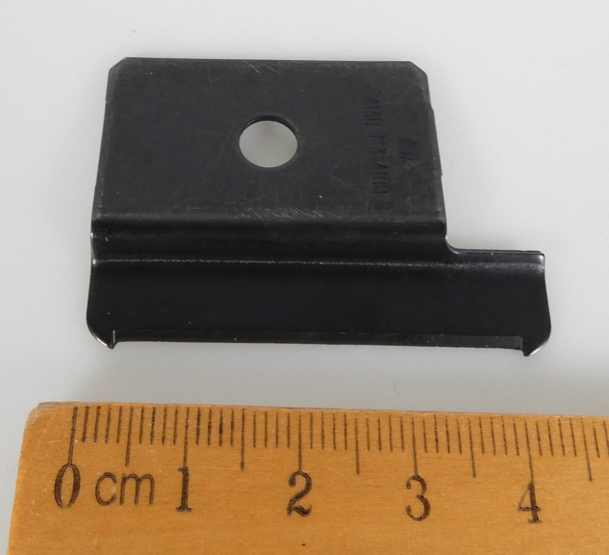 "Begrenzungsmesser für Rasentrimmer"

- nahezu rechteckiges, auswechselbares Messer aus vergütetem Werkzeugstahl (unedles Metall), spezifisch geformt, an der Befestigungsseite mit einer Befestigungsöffnung, an der anderen Seite mit einer geschliffene Schneide (Klinge)

- Abmessungen: Länge etwa 46 mm, Klingenlänge etwa 40 mm

- zum Einbau in einen Rasentrimmer, zum Ablängen der sogenannten Mähfäden

Abbildung siehe Anlage.


Derartige Erzeugnisse gehören als "Messer und Schneidklingen, andere als
unter den Codenummern 8208 1000 00 0 bis 8208 4000 00 0 genannte"
zur Codenummer 8208 9000 00 0 des Zolltarifs.