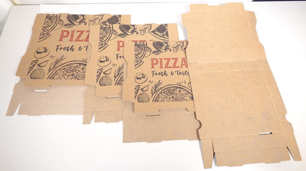 Es handelt sich um flachliegende Schachteln, bestehend aus einwelliger, einseitig bedruckter brauner Wellpappe. Die gestanzten und gerillten Zuschnitte (Abmessungen etwa 65 bis 80 x 32 bis 40 cm) weisen unregelmäßige Umrisse auf. Durch einfaches Falten entlang der Rillen und Zusammenstecken über Laschen und Schlitze werden die Zuschnitte zu flachen Schachteln (Höhe: 4 cm) mit quadratischem Grundriss mit Kantenlängen zwischen 24 und 32 cm aufgebaut. Die Behältnisse sind zum Verpacken zubereiteter Pizza bestimmt. Jeweils 100 flachliegende Schachteln sind nach Größe sortiert mit Kunststofffolie verpackt.
Abbildung siehe Anlage.

Derartige Waren gehören als "Schachteln und Kartons aus Wellpappe" zur Codenummer 4819 10 00 00 0 des Zolltarifs.