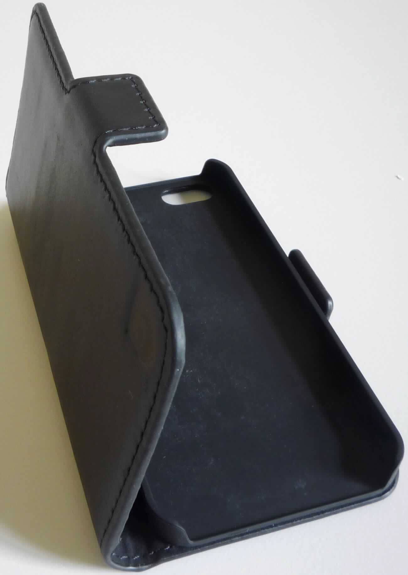 Etuiähnliches Behältnis, sog. Utection Wallet Lederschutzhülle, Artikel 2-02-03-L3-1, Foto siehe Anlage,
- mit einer Außenseite aus Leder (laut Antrag Rindsleder),
- seitlich aufklappbar; mit einer Lasche mit Magnetverschluss, 
- an der Rückseite mit zwei Einsteckfächern im Scheckkartenformat,
- an der linken Innenseite mit einem offenen Einsteckfach,
- an der rechten Innenseite mit einer Schale aus Kunststoff als Halterung für ein Mobiltelefon,
  die an einer Schmalseite die Außenseite bildet, 
- mit Aussparungen für die Kameralinse und zur Bedienung des Mobiltelefons versehen,
- in den Abmessungen: ca. 13 cm (Höhe) x 7 cm (Breite) x 1,5 cm (Tiefe),
- dient dem Transport und der Aufbewahrung eines Mobiltelefons in einer Tasche oder Handtasche,
- ohne Hinweise auf Handarbeit.

"Etuiähnliches Behältnis, Taschen- oder Handtaschenartikel, mit Außenseite aus Leder, nicht handgearbeitet"