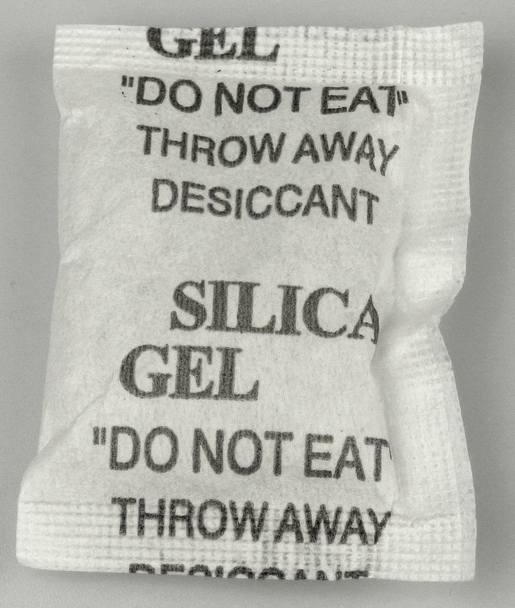 Angaben des Antragstellers:
Salzsäckchen, die als Rostschutz der Verpackung von mechanischen Messuhren oder auch Messuhrteilen beigelegt werden. Farblose, transparente Kügelchen aus Silica in einem bedrucktem Papierbeutel (Kennzeichnung (Auszug): "Silica Gel, Do Not Eat, Throw Away, Desiccant").

Befund:
Chemische Erzeugnisse und Zubereitungen der chemischen Industrie oder verwandter Industrien (einschließlich Mischungen von Naturprodukten), anderweit weder genannt noch inbegriffen: andere