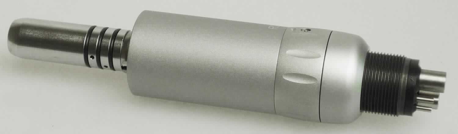 Sog. Luftmotor für Dentalhandstücke, im Wesentlichen bestehend aus einem spezifisch geformten, zylindrischen, mit Abstufungen versehenen, massiven Erzeugnis aus Metall mit einem größten Durchmesser von 20 mm, welches im vorderen Teil mit einem drehbaren geriffelten Einstellring für die gewünschte Drehzahl und den Rechts-/Linkslauf sowie an beiden Enden mit speziellen genormten Kupplungsanschlüssen versehen ist. Zudem sind  u. a. die Firmen- sowie die Warenbezeichnung und eine CE-Kennzeichnung aufgedruckt. Sog. Medienleitungen leiten Luft und Wasser durch den Motor hindurch.
Äußere Form: siehe Abbildung in der Anlage.
Der Luftmotor (Mikromotor), welcher als Energiequelle Druckluft verwendet, dient dem Antrieb von zahnärztlichen Hand- und Winkelstücken (Präparationsinstrumente). Über die eine Kupplung werden dazu Hand- und Winkelstücke (nicht Gegenstand dieser vZTA-Entscheidung) auf den Motor gesteckt. In diese Hand- und Winkelstücke wiederum werden rotierende Instrumente wie Bohrer, Diamanten, Schleifkörper oder Gummipolierer (sämtlich nicht Gegenstand dieser vZTA-Entscheidung) eingespannt. Über den zweiten Anschluss wird der Motor mit einem Schlauch verbunden, der wiederum an die Behandlungseinheit (ebenfalls nicht Gegenstand dieser vZTA-Entscheidung) angeschlossen wird. Über diesen Schlauch werden der Motor mit Druckluft und die Präparationsstelle (Zahn) mit Kühlwasser versorgt. Die Betätigung des Motors erfolgt durch einen an der Behandlungseinheit angeschlossenen Fußschalter.

Die Ware, welche in einer Kunststofftüte und zusätzlich mit einer Gebrauchsanweisung in einer Kunststoffschachtel verpackt ist, wird als "Teil, erkennbar hauptsächlich für eine Dentalbohrmaschine, nicht von den Unterpositionen (KN) 9018 1100 bis 9018 3900 erfasst" eingereiht.