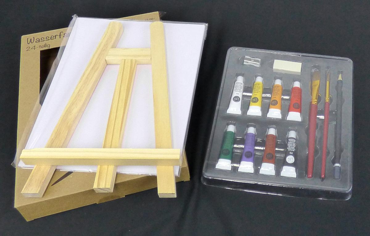 Angaben:
Künstlerbedarf-Set mit Wasserfarben.

Warenbeschaffenheit:
Set, bestehend aus acht Wasserfarben (weiß, schwarz, rot, grün, blau, gelb, orange, braun) in Tuben, zehn Papierbögen, einer einfach gearbeiteten Tischstaffelei aus Holz, zwei Pinseln, einem Bleistift, einem Radiergummi und einem Anspitzer, gemeinsam in einer beschrifteten Kartonverpackung für den Einzelverkauf aufgemacht.

Befund:
Farben zur Unterhaltung, in Täfelchen, Tuben, Töpfchen, Fläschchen, Näpfchen oder ähnlichen Aufmachungen, in Zusammenstellungen.
Warenzusammenstellungen im Sinne der AV 3 b), bei der die Farben im Hinblick auf die Verwendung charakterbestimmend sind.