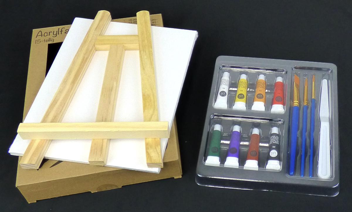 Angaben:
Künstlerbedarf-Set mit Acrylfarben.

Warenbeschaffenheit:
Set, bestehend aus acht Acrylfarben (weiß, schwarz, rot, grün, blau, gelb, orange, braun) in Tuben, zwei Leinwandpanelen, einer einfach gearbeiteten Tischstaffelei aus Holz, drei Pinseln und einem Palettenmesser aus Kunststoff, gemeinsam in einer beschrifteten Kartonverpackung für den Einzelverkauf aufgemacht.

Befund:
Farben zur Unterhaltung, in Täfelchen, Tuben, Töpfchen, Fläschchen, Näpfchen oder ähnlichen Aufmachungen, in Zusammenstellungen.
Warenzusammenstellungen im Sinne der AV 3 b), bei der die Farben im Hinblick auf die Verwendung charakterbestimmend sind.