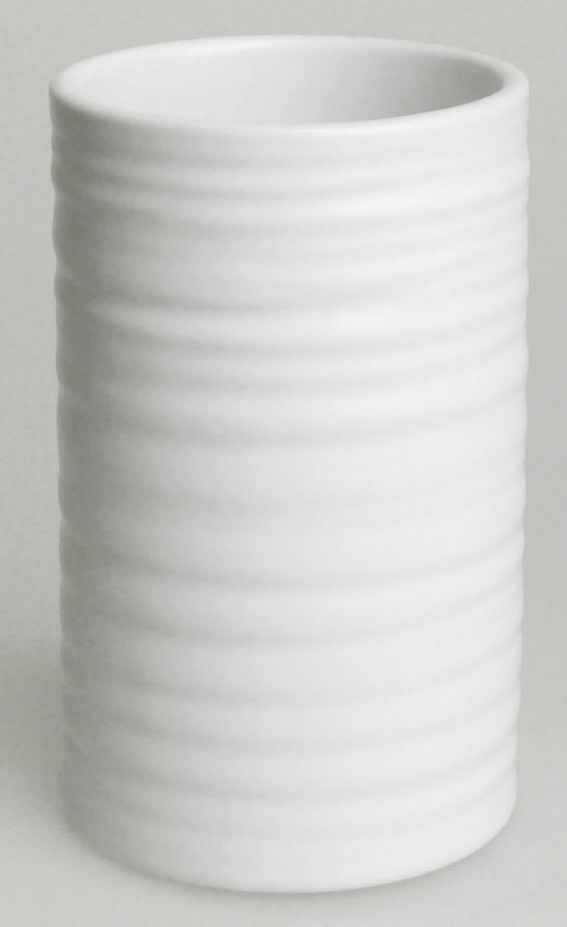 Keramischer Toilettengegenstand, Foto siehe Anlage,
- weißer, glasierter Becher; mit einer Außenseite mit Rillenstruktur,
- in den Abmessungen: ca. 7 cm (Durchmesser) x 11 cm (Höhe),
- keramisches Erzeugnis; nach der Formgebung gebrannt; tonmineralhaltiges Material enthaltend, 
- - nach dem Ergebnis der wissenschaftlichen Untersuchung handelt es sich bei der Keramik weder um Porzellan
    noch um gewöhnlichen Ton, Steinzeug, Steingut oder feine Erden; der Becher ist als andere keramische Ware
    anzusehen,
- zur Verwendung als Zahnputzbecher im Badezimmer bestimmt. 

"Keramischer Toilettengegenstand, aus anderer Keramik als Porzellan, gewöhnlicher Ton, Steinzeug, Steingut oder
 feine Erden"