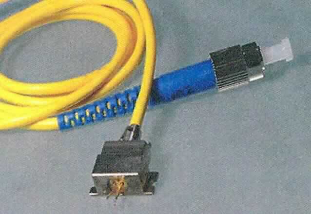 Sog. FiberMax Diode, im Wesentlichen bestehend aus einer Laserdiode und einer Photodiode in einem Gehäuse mit drei Anschlusspins und Faserpigtail, für eine Wellenlänge von 785 nm, zur universellen Verwendung.

Eine Einreihung in Position 8541 kommt nicht in Betracht, da sie weder in Form eines einzelnen Halbleiterbauelementes vorliegt, noch mit den in der DVO (EU) Nr. 1037/2014 der Kommission vom 25.09.2014 genannten Waren, vergleichbar ist.

Die Ware wird als "Laser, andere als Laserdioden" eingereiht.