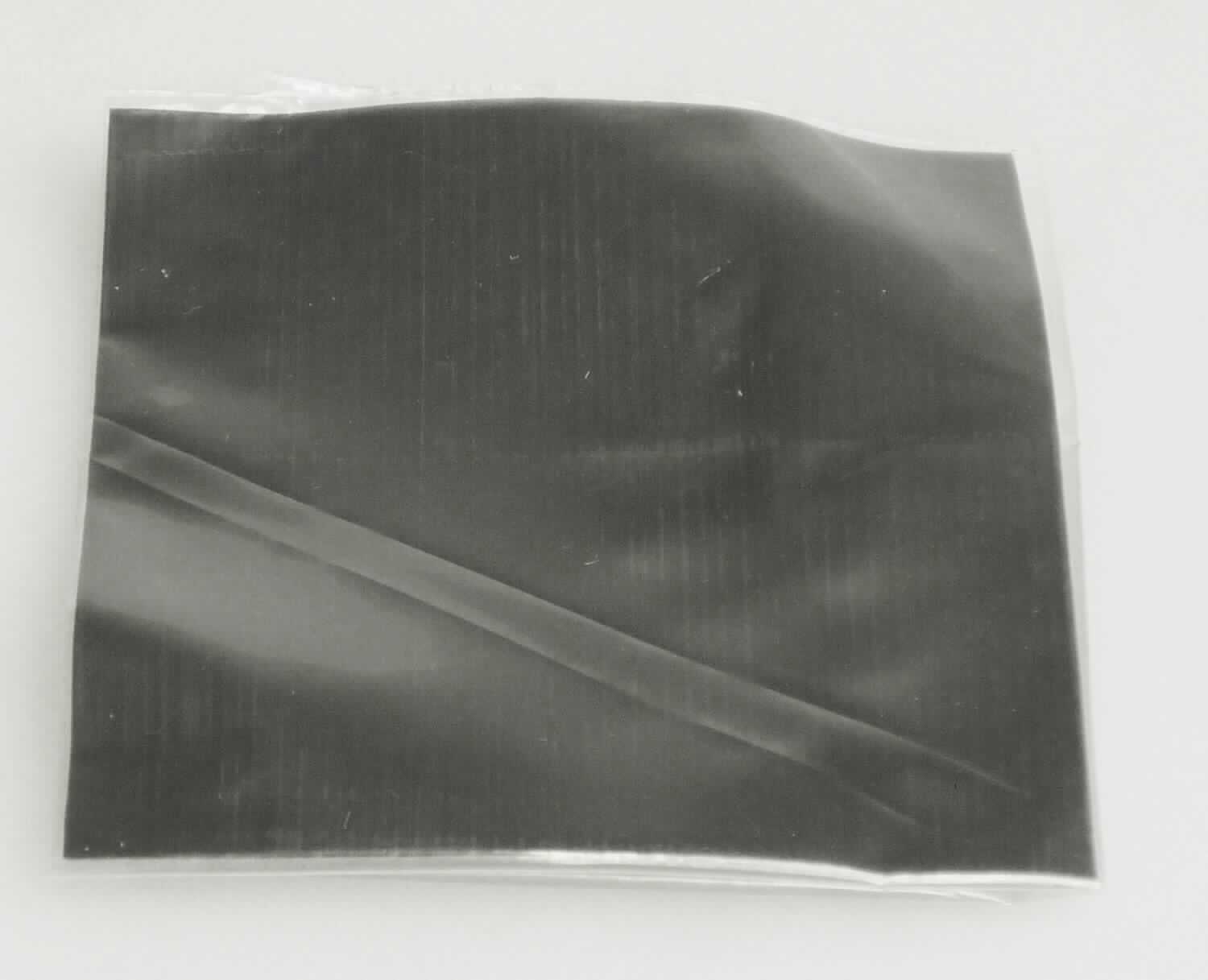 Folie aus Aluminium mit Beschichtung

Bei der Ware handelt es sich um eine Aluminiumfolie, beidseitig mit einer sogenannten "Phase Change" Beschichtung, gefüllt mit Grafit, versehen. Die Stärke der Aluminiumfolie beträgt 51 µm, die Dicke der Phase-Change-Beschichtung je Seite 12,5 µm.
Das Erzeugnis wird als wärmeleitendes Material zu Kühlungszwecken im Elektronikbereich verwendet.

Danach ist die Ware als Folie aus Aluminium, ohne Unterlage, mit einer Dicke von 0,021 mm bis 0,2 mm in die Unterposition 7607 1990 der Kombinierten Nomenklatur einzureihen.