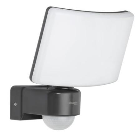 Bei dem sog. LED Außenstrahler handelt es sich um eine elektrische Wandleuchte in acht Varianten, bestehend aus einer Wandbefestigung und -halterung aus Kunststoff mit integriertem Netzteil sowie einem rechteckigen, gewöblten, auf der Wandhalterung aufgesetzten, beweglichen Leuchtenkopf, der mit einer Metallhalterung mit integrierter LED-Lichtquelle und einer weißen transparenten Abdeckung aus Kunststoff versehen ist. Vier Varianten der Leuchte sind mit Bewegungssensor ausgestattet. Die Leuchte verfügt über Schutzart IP 65, ist in den Lichtfarben 2700K, 3000K, 4000K, 5000k und 6000K erhältlich und zur Wandmontage bestimmt.

Das Erzeugnis ist gemeinsam mit drei Dübeln und sechs Schrauben sowie einer Abdeckkappe für den Sensor in einem Karton verpackt.

Der stoffliche Charakter der Leuchte wird nach dem Umfang und der Bedeutung in Bezug auf die Verwendung als stabilitätsverleihendes Element durch den Kunststoff bestimmt.

Das Erzeugnis ist als "Leuchte, anderweit weder genannt noch inbegriffen, elektrische Wandleuchte, ausgenommen solche von der für öffentliche Plätze oder Verkehrswege verwendeten Art, ausschließlich zur Verwendung mit LED-Lichtquellen bestimmt, aus Kunststoff, nicht für zivile Luftfahrzeuge" einzureihen.