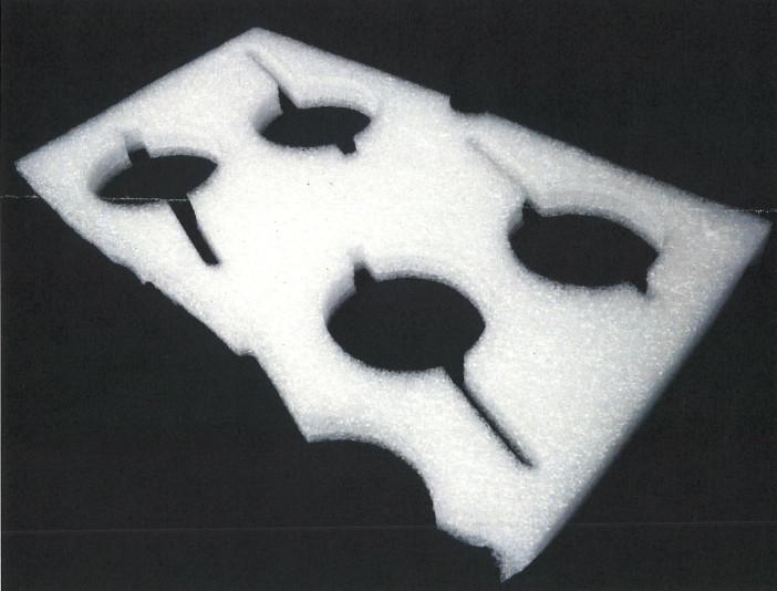 Nach den Antragsangaben sowie der vorgelegten Abbildung handelt es sich um einen quaderförmigen Verpackungseinleger aus aufgeschäumtem Polyethylen (Kunststoff im Sinne der Anmerkung 1 zu Kapitel 39).
Das etwa 26,5 x 16 x 1,7 cm große Erzeugnis ist mit spezifischen Aussparungen versehen und soll als Transportverpackung für Teile von Messuhren dienen. 

Eine Ware der Position 3921 liegt aufgrund der weitergehenden Bearbeitung nicht vor. 

Zolltarifrechtlich handelt es sich um ein "anderes Transport- oder Verpackungsmittel aus Kunststoff, nicht von den TARIC-Codes 3923 1010 00 bis 3923 5090 00 genannt".
