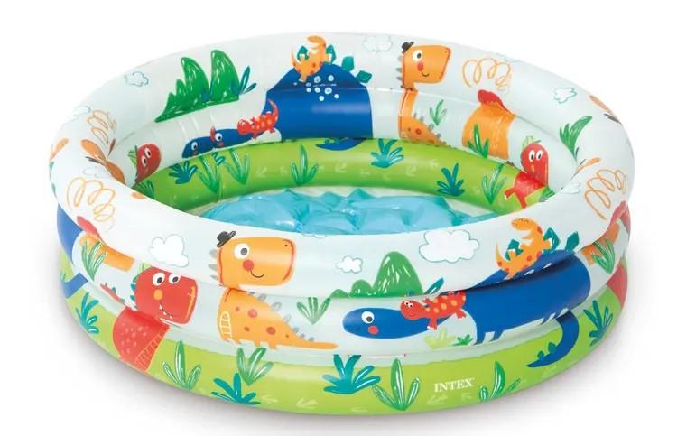Bei dem durch Abbildungen und Beschreibungen veranschaulichten sowie als "Intex 3-Ring Baby Pool" bezeichneten Erzeugnis handelt es sich um ein Planschbecken,
- aus zusammengeschweißten Kunststofffolien (PVC) gefertigt, die in drei
  separaten, aufblasbaren Ringen fest übereinander angeordnet sind,
- mit einem Durchmesser von ca. 61 cm und einer Höhe von ca. 22 cm,
- samt aufblasbarem Boden,
- mit einem Dinosaurier-Motiv bedruckt,
- in einem Pappkarton verpackt.

Derartige Erzeugnisse werden zolltarifrechtlich als "Schwimm- und Planschbecken" eingereiht.