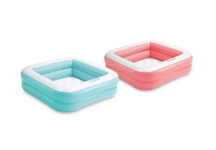 Bei dem durch Abbildungen und Beschreibungen veranschaulichten sowie als "Baby Pool Play Box, Art. 796695" bezeichneten Erzeugnis handelt es sich um ein Planschbecken,
- aus zusammengeschweißten Kunststofffolien (PVC) gefertigt,
- aufblasbar; mit verschiedenen Luftkammern ausgestattet,
- annähernd quadratisch; mit einer Kantenlänge von ca. 85 cm und ca. 23 cm hoch,
- mit einem gepolsterten Boden,
- in zwei verschiedenen Farben erhältlich,
- in einer Aufmachung für den Einzelverkauf.

Derartige Erzeugnisse werden zolltarifrechtlich als "Schwimm- und Planschbecken" eingereiht.