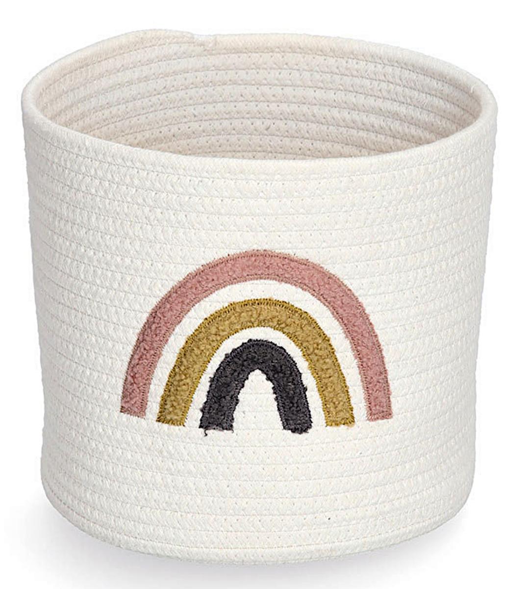 Aufbewahrungskorb, Art. "Rainbow" 14480, Foto siehe Anlage,
- in zylindrischer Form, oben offen, mit annähernd runder Grundfläche; laut Antrag in den Abmessungen:
  Durchmesser ca. 25 cm und Höhe 22 cm,
- aus einem spiralförmig zusammengenähten, ca. 10 mm dicken Rundgeflecht aus laut Antrag
  Baumwolle, mit enger Flechtweise und festem Gefüge (= Seil), mit einer Seele aus laut Antrag
  Polyester,
- durch Zusammennähen konfektioniert,
- auf der Vorderseite mit einem aufgenähten stilisierten Regenbogen verziert,
- stellt sich nicht als Behältnis der Position 4202 dar, da die Ware weder namentlich im Positionswortlaut
  genannt, noch einem der dort genannten Behältnisse ähnlich ist,
- ohne raumbezogene Funktion, somit keine Ware der Position 6304.

"Ware aus Seilen, anderweit weder genannt noch inbegriffen"