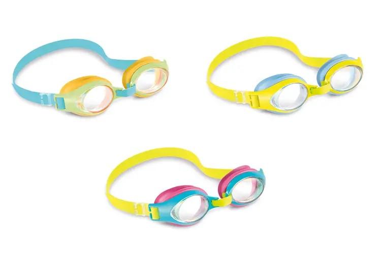 Schwimmbrille für Kinder, sog. Chlorbrille Junior, in verschiedenen Farben erhältlich, im Wesentlichen bestehend aus einer bunten Fassung aus Kunststoff mit zwei ungetönten Kunststoffgläsern, die durch einen Nasensteg miteinander verbunden sind sowie einem längenverstellbaren Band zur Befestigung am Kopf.
Äußere Form: Siehe Abbildung in der Anlage.
Die Brille dient beim Schwimmen dem Schutz der Augen vor eindringendem Wasser. 

Die Ware wird als "Schutzbrille mit Brillengläsern aus Kunststoff, keine Sonnenbrille" einzureihen.