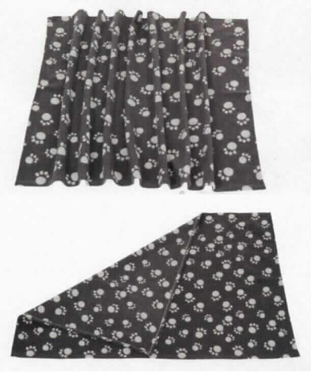 Decke, sog. Fleecedecke Pawty, Foto siehe Anlage, 
- mit einer Pappbanderole umwickelt, 
- rechteckig, in den Abmessungen von laut Antrag 100 cm x 70 cm, 
- einlagig, aus ca. 1,5 mm dicken, bedruckten, beidseitig gerauten Gewirken aus laut Antrag 100 % Polyester 
  (synthetische Chemiefasern), 
- ohne elektrische Heizvorrichtung, 
- an allen Rändern durch Umschlagen und Festnähen gesäumt (damit konfektioniert), 
- ohne Polsterung oder Füllung; somit keine Ware der Position 9404, 
- zur Verwendung als Liegedecke für Tiere bestimmt,
- nicht zur Ausstattung von Tieren bestimmt, somit keine Ware i. S. d. Position 4201.

"Decke, aus Spinnstoffen, ohne elektrische Heizvorrichtung, aus synthetischen Chemiefasern, aus Gewirken"
