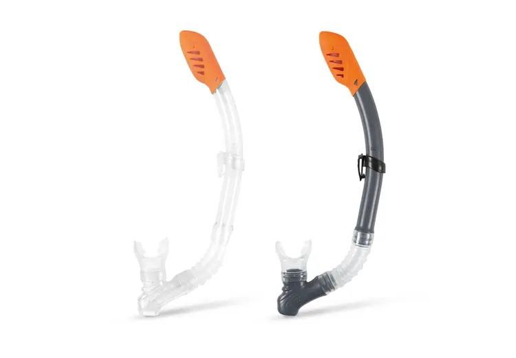 Bei dem durch Abbildungen und Beschreibungen veranschaulichten sowie als "Easy Flow Schnorchel, Art. 2850275" bezeichneten Erzeugnis handelt es sich um einen Ausrüstungsgegenstand für den Wassersport,
- einen sog. "Schnorchel" darstellend,
- aus Kunststoff gefertigt,
- in der Form eines gebogenen Rohrs; in den Abmessungen von ca.
  18,5 x 4 x 47 cm,
- mit Mundstück und einem Ventil, um das Eindringen von Wasser zu verhindern,
- mit einem Clip zum Befestigen an z. B. einer Tauchermaske,
- in Aufmachung für den Einzelverkauf.

Derartige Erzeugnisse werden zolltarifrechtlich als "Ausrüstungsgegenstand für andere Sportarten, im Kapitel 95 anderweit weder genannt noch inbegriffen, für den Wassersport, kein Windsurfer" eingereiht.