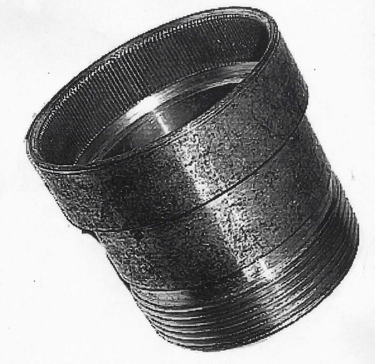 Es handelt es sich um aus einer Aluminiumlegierung mit gewichtsmäßig vorherrschendem Aluminiumgehalt gefertigte zylinderförmige Hohlerzeugnisse, die an einem Ende mit einer Abstufung und am anderen Ende mit einem Außengewinde versehen sind. Die Erzeugnisse weisen auf der Innenseite der Abstufung eine Rändelung auf.
Sie sind dazu bestimmt, auf einen sog. Stecker (nicht Gegenstand der vZTA) aufgepresst zu werden und bilden mit diesem einen sog. Steckverbinder. Auf das Gewinde des vollständigen Steckverbinders wird später ein sog. Endgehäuse ("Adapter" mit Zugentlastung) aufgeschraubt. 

- Antragstellerangaben -

Derartige Erzeugnisse gehören als "andere Waren (den Bolzen ähnliche Waren) aus Aluminium" zum TARIC-Code 7616 1000 99.

Eine Einreihung in die Position 8538 kommt nicht in Betracht, weil sich die Erzeugnisse zolltarifrechtlich als den Bolzen ähnliche Waren aus Aluminium darstellen, die gemäß Anmerkung 2 Abs. 1 a) zu Abschnitt XV als "Teile mit allgemeiner Verwendungsmöglichkeit" gelten (hier: "Waren der Position 7318 des Zolltarifs und gleichartige Waren aus anderen unedlen Metallen"). Gemäß Anmerkung 1 g) zu Abschnitt XVI gehören Teile mit allgemeiner Verwendungsmöglichkeit, aus unedlen Metallen im Sinne der Anmerkung 2 Abs. 1 a) zu Abschnitt XV nicht zum Abschnitt XVI und damit auch nicht zum Kapitel 85 des Zolltarifs.
