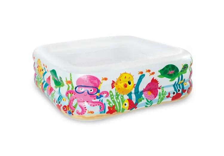 Bei dem durch Abbildungen und Beschreibungen veranschaulichten sowie als "Swimming Pool Aquarium, Art. 2754302" bezeichneten Erzeugnis handelt es sich um ein Planschbecken,
- aus zusammengeschweißten Kunststofffolien (PVC) gefertigt, 
- mit quadratischer Grundfläche (Kantenlänge ca. 159 cm) und einer Höhe
  von ca. 50 cm,
- mit einem aufblasbaren, gepolsterten Boden,
- mit einem Unterwasser-Motiv bedruckt,
- mit einer Bedienungsanleitung in einem Pappkarton verpackt.

Derartige Erzeugnisse werden zolltarifrechtlich als "Schwimm- und Planschbecken" eingereiht.