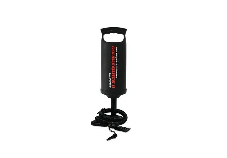 Handluftpumpe Intex Double Quick II, Art. 151642 (Abbildung siehe Anlage),
- aus einem Pumpenzylinder aus Kunststoff (Höhe: 36 cm) mit einer im Zylinder geführten 
  Kolbenstange mit Kolben und Handgriff, mit Anschlussstück versehenen Luftförderschlauch
  sowie Standfuß,
- zum Aufpumpen von Luftmatratzen, Spielzeugen, Bällen und anderen Aufblasartikeln,
- zusammen mit Beipack (drei Düsenaufsätze) in einer gemeinsamen Verkaufsumschließung.
Die Handluftpumpe bestimmt den Charakter des Ganzen.

"Luftpumpe, handbetriebene Luftpumpe, keine Handpumpe für Fahrräder, in Warenzusammenstellung in Aufmachung für den Einzelverkauf mit nicht charakterbestimmendem Beipack"