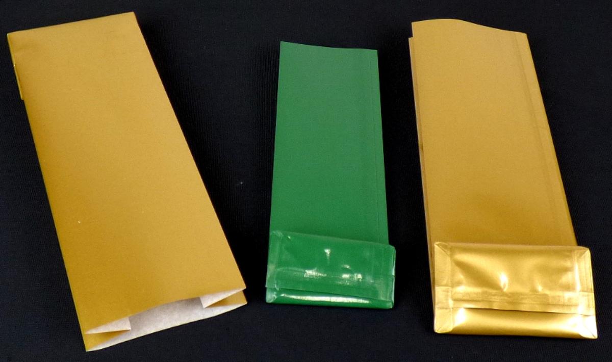 Nach den Angaben der Antragstellerin sowie den vorgelegten Warenmustern handelt es sich um sog. Blockbodenbeutel.
Die in unterschiedlichen Farben (grün, gold) und Größen (flachliegend ca. 20,3 x 7,2 cm und 17,4 x 5,5 cm) gefertigten Erzeugnisse bestehen aus einem vierlagigen Verbunderzeugnis mit einer Außenlage aus Kunststofffolie (Polypropylen, OPP, 19 µm), einer Zwischenlage aus Kraftpapier (ermittelte Dicke etwa 20,4 µm), einer weiteren Zwischenlage aus Kunststofffolie (Polyethylen, PET, 12 µm) und einer Innenlage aus Kunststofffolie (Polypropylen, CPP, 25 µm).

Die oben offenen, an zwei Seiten verschweißten Erzeugnisse dienen als Transport- oder Verpackungsmittel für Lebensmittel und sind für eine längere Verwendung nicht vorgesehen. Im Hinblick auf den Umfang und die hygienische Verpackung von Lebensmitteln bestimmen die Kunststofffolien (Kunststoffe im Sinne der Anmerkung 1 zu Kapitel 39) den Charakter der Ware. Innerhalb der Kunststofffolien überwiegen die Folien aus Polypropylen.

Derartige Erzeugnisse werden zolltarifrechtlich als "Transport- oder Verpackungsmittel aus Kunststoffen, Säcke und Beutel (einschließlich Tüten) aus anderen Kunststoffen als in den Codenummern 3923 2100 00 0 bis 3923 2910 00 0 genannt" eingereiht.