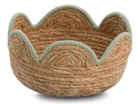 Nach den Angaben der Antragstellerin sowie der vorliegenden Abbildung handelt es sich um einen oben offenen, runden (d: ca. 24 cm; h: ca. 13 cm) Aufbewahrungskorb aus naturfarbenen, gedrehten Strängen aus Binsengras (Flechtstoff im Sinne der Anmerkung 1 zu Kapitel 46; charakterverleihend; Ware der Position 4601). Die Stränge sind spiralartig gelegt und mittels Spinnstoffgarnen miteinander vernäht. An der Oberseite ist der gewellte Rand des handgearbeiteten Korbes mit einer mintfarbenen Spinnstoffschnur verziert.

Zolltarifrechtlich handelt es sich um eine „Korbmacherware, aus Waren der Position 4601 gefertigt, aus anderen pflanzlichen Flechtstoffen als Bambus, Rattan oder Stroh, andere als Flaschenhülsen aus Stroh, handgearbeitet“.