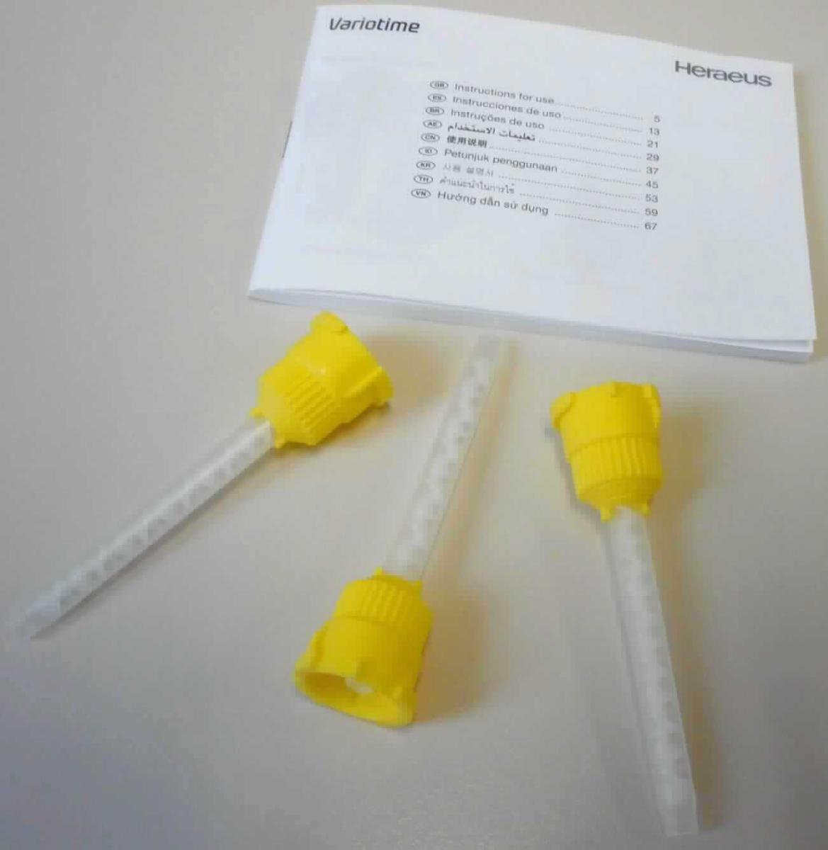 Mischansatz, sog. Mixing Tip, in Form einer Mischkanüle aus klarsichtigem Kunststoff, Gesamtlänge ca. 70 mm, an einem Ende des Mischansatzes mit einem gelben Anschlussstück mit Griffplättchen mit integriertem Mischanschluss mit zwei Öffnungen versehen und einem ca. 55 mm langen, röhrchenförmigen, unten offenen Mischstück mit spiralförmigem, weißen Einsatz aus Kunststoff, zum Aufsetzen auf die Kartusche einer Misch-/Dosierpistole (nicht Gegenstand dieser vZTA-Entscheidung).
Äußere Form: siehe Abbildung in der Anlage.
Die Mixing Tips werden vom Zahnarzt verwendet und dienen dem Mischen von Komponenten aus einer Kartusche (Base und Katalysator) zu einer gebrauchsfertigen Zahnabdruckmasse sowie dem direkten Ausbringen mit einer zahnärztlichen Dosierpistole, sog. Dispensing Gun (sämtlich nicht Gegenstand dieser vZTA-Entscheidung).

Die Ware wird als "Teil, erkennbar hauptsächlich für ein zahnärztliches Gerät (Mischpistole Dispensing Gun) bestimmt" eingereiht.