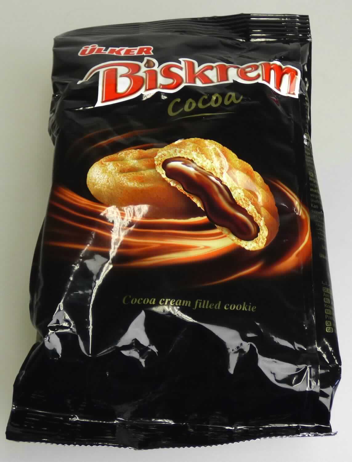 Kekse mit Kakaocremefüllung

Artikelnummer 1153-04 (100 g; ohne Warenmuster); 
Artikelnummer 1153-06 (3 x 100 g; ohne Warenmuster); 
Artikelnummer 203-07 (170 g; 1 Warenmuster in Original-Umschließung)

Beschaffenheit des vorgelegten Warenmusters (Artikelnummer 203-07):
Überwiegend schwarz bedruckter Kunststoffschlauchfolienbeutel; der Aufdruck (mehrsprachig) enthält Angaben zum Erzeugnis (Cocoa cream filled cookie, Keks mit Kakaocremefüllung; Net: 170 g) und zu den Zutaten (siehe Feld 8); darin hellbraune, runde, trockene Kekse (Durchmesser ca. 4,5 cm; Höhe ca. 1 cm) mit eingeprägtem Rauten-Muster auf der Oberseite, gefüllt mit einer dunkelbraunen, kakaohaltigen Creme, die vollständig vom Keksanteil umschlossen ist; Geschmack süß, nach Mürbegebäck mit Kakaocreme.

Wassergehalt im Keksanteil*: 12 GHT oder weniger
Fettgehalt im Keksanteil*: 35 GHT oder weniger 
Stärke/Glucose**: 25 bis weniger als 50 GHT
Saccharose/Invertzucker/Isoglucose***: 30 bis weniger als 50 GHT 
Milchfett*: weniger als 1,5 GHT
Milchprotein*: weniger als 2,5 GHT
*: abgeleitet aus den Antragsangaben
**: festgestellt gemäß VO (EG) 900/2008, VO (EU) 118/2010
***: festgestellt gemäß VO (EG) 900/2008

Backware, kakaohaltig, gesüßte Kekse, weder mit Schokolade noch mit kakaohaltigen Überzugsmassen 
überzogen oder bedeckt, mit einem Gehalt an Milchfett von weniger als 8 GHT, keine Doppelkekse.