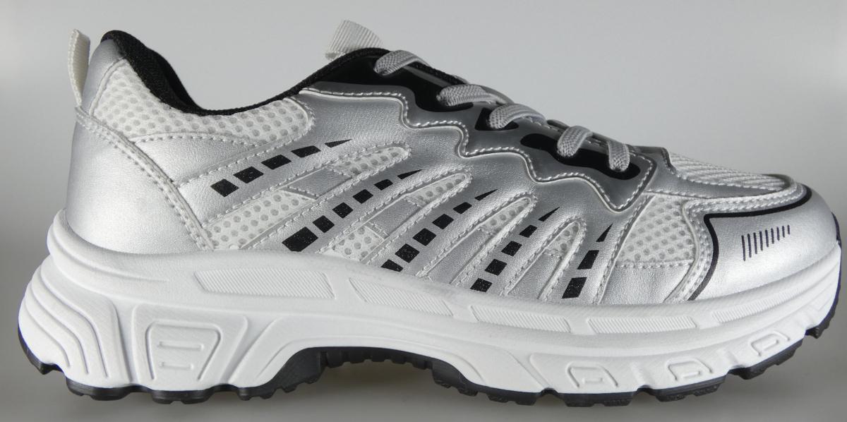Halbschuhe, Größe 37, Foto siehe Anlage,
- mit Laufsohlen aus laut Antrag Kunststoff,
- mit Oberteil aus Spinnstoffen,
- auf das Oberteil sind großflächig Verstärkungsteile aus Kunststoff (Spinnstoff mit einer mit 
  bloßem Auge wahrnehmbaren Außenschicht aus Kunststoff) aufgesetzt, 
- über dem Spann mit einem elastischen Band, 
- im Bereich der Ferse und der Lasche mit einer Anziehhilfe.

"Schuhe mit Laufsohlen aus Kunststoff und Oberteil aus Spinnstoffen, andere als in den Unter-
 positionen (KN) 6404 1100 bis 6404 1910 genannte"