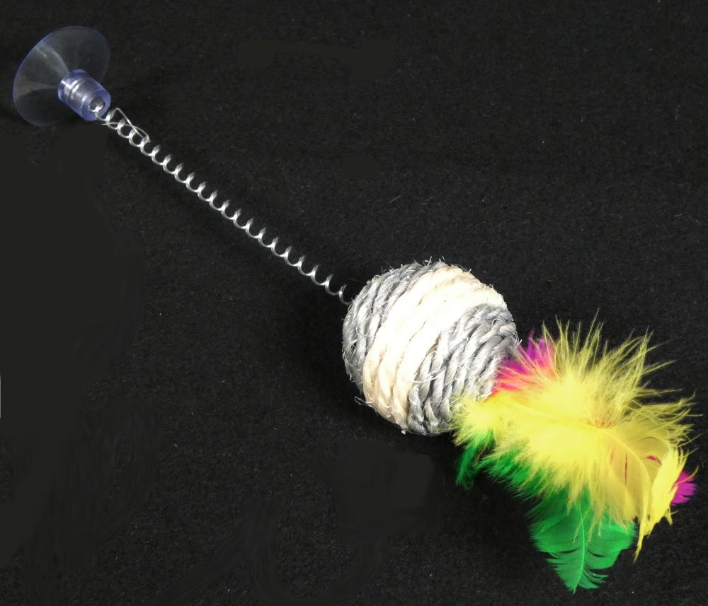 Ware aus Federn, sog. Katzenball mit Saugnapf, Foto siehe Anlage,
- in Form eines Katzenspielzeugs,
- aus einer kugelförmigen Unterlage, die flächendeckend mit Seilen aus Sisal (Spinnstoff) beklebt
  und mit kleinen Steinchen befüllt ist; mit einem Durchmesser von ca. 4﻿,﻿5 cm,
- mit mehreren, gefärbten, bis 9 cm langen Federn, die am oberen Ende der Kugel angebracht sind,
- mit einer Sprungfeder aus unedlem Metall und einem Saugnapf aus Kunststoff als "Standfuß",
- mit einer Höhe von ca. 23 cm,
- die Spinnstoffe (Seile) und die Federn herrschen sowohl nach dem Umfang als auch in Bezug
  auf die Verwendung als Katzenspielzeug gleichermaßen gegenüber den anderen Stoffen vor;
  die Ware stellt sich damit als Ware aus Seilen und als Ware aus Federn dar; daher kann der
  charakterbestimmende Stoff nicht ermittelt werden und die Ware ist der von den gleicher-
  maßen in Betracht kommenden Positionen (5609 und 6701) in der Nomenklatur zuletzt
  genannten Position zuzuweisen,
- keine Einreihung als Spielzeug der Position 9503, da aufgrund des verwendeten Materials
  erkennbar ausschließlich für Tiere bestimmt.

"Ware aus Federn"