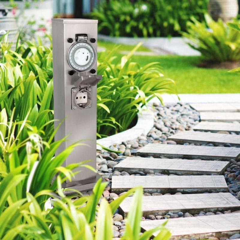 "Garten Steckdosensäulen mit mechanischer Zeitschaltuhr, Art.-Nr. 6074"
Warenzusammenstellung in Aufmachung für den Einzelverkauf, im Wesentlichen
bestehend aus

- mechanische Zeitschaltuhr mit Synchronmotor mit insgesamt drei
  Schutzkontaktsteckdosen und einem dreiadrigem Anschluss an das
  Stromnetz, in einem säulenförmigen Gehäuse aus unedlem Metall
  (Stahl), mit quadratischer Grundfläche (charakterbestimmend)

- - an der Vorderseite, unter einer transparenten, aufklappbaren
     Kunststoffabdeckung ein Drehkranz zum Einstellen der Schaltzeiten
     und einer Steckdose mit Klappdeckel

- - an der Rückseite mit zwei weiteren Steckdosen mit Klappendeckeln

- Abmessungen (B x L x H): etwa 130 mm x 130 mm x 400 mm

- zur Abarbeitung der am Drehkranz eingestellten Intervalle zum Öffnen
  und Schließen des Stromkreises an den Steckdosen

- geeignet für den Außenbereich (IP 44)

- gemeinsam mit Montagematerial (4x Dübel, 4x Schrauben) verpackt in einem
  Karton


Abbildungen siehe Anlagen.


Derartige Erzeugnisse gehören als "Zeitschaltuhr mit Synchronmotor, nicht zur
Verwendung in automatischen Systemen, nicht für bestimmte Luftfahrzeuge" zur
Unterposition 9107 0000 der Kombinierten Nomenklatur.