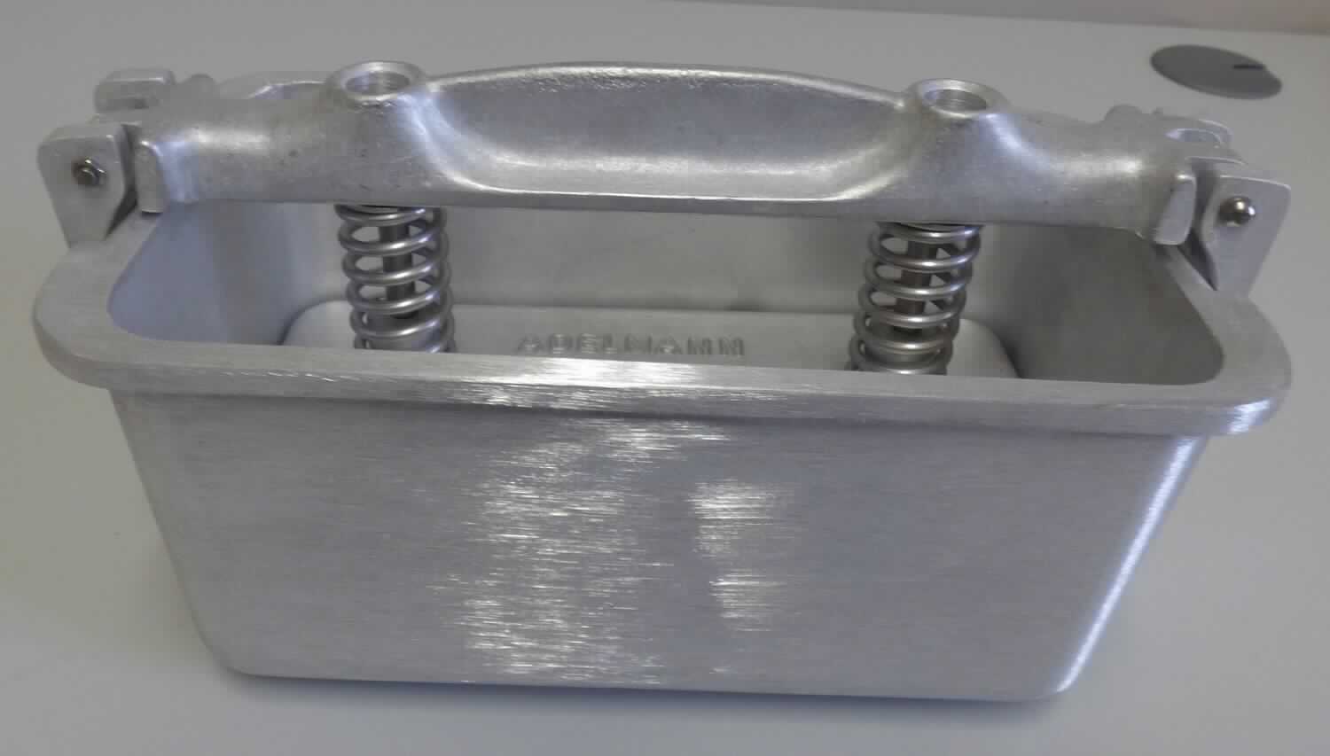 Wanne mit Deckel aus Aluminiumguss

Bei der Ware handelt es sich um ein zweiteiliges Erzeugnis aus Aluminiumguss. Es besteht aus einer rechteckigen, nach oben hin offenen Wanne, deren Ränder nach außen umgebogen sind und einem passgenauen, ebenfalls rechteckigen Deckel mit federgelagertem Griff, der an beiden Seiten mit einem Verschlussmechanismus in Form einer Zahnfalle ausgestattet ist. Das Erzeugnis weist eine Höhe von ca. 13 cm, eine Breite von ca. 14 cm und eine Länge von ca. 27 cm auf. Die Ware wird zur Herstellung von Kochschinken verwendet. Eine Einreihung als Apparat ist ausgeschlossen, da die Form nicht in Maschinen eingebaut, sondern von Hand bedient wird. Eine Einreihung als Handwerkzeug ist ebenfalls ausgeschlossen, da es sich hierbei nicht um ein Werkzeug, sondern lediglich um eine mit einem Deckel versehende Form handelt.

Die Ware ist daher als "anderer Haushaltsartikel aus Aluminium, gegossen" in den TARIC-Code 7615 1010 90 einzureihen.