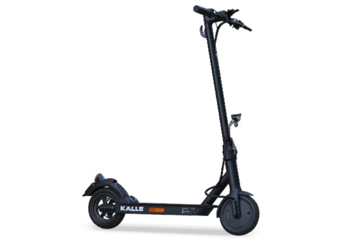 E-Scooter, Fotos siehe Anlage,
- in Form eines zweirädrigen, klappbaren, elektrisch betriebenen Tretrollers,
- - mit den Abmessungen ausgeklappt von ca. (L x B x H): 110 cm x 47 cm x 105 cm,
- - mit einem Gewicht von ca. 13 kg,
- - laut Antrag mit einer Nenndauerleistung des Elektromotors von 350 Watt,
- - mit einer maximalen Geschwindigkeit von bis zu 20 km/h,
- - mit einem Lithium-Ionen-Akkumulator,
- - mit einer Vorder- und einer Heckleuchte,
- - mit zwei Scheibenbremsen an Vorder- und Hinterrad.

"Kraftrad (E-Scooter), mit Elektromotor angetrieben, anderes als in den Codenummern
8711 6010 00 0 und 8711 6090 10 0 genannte"