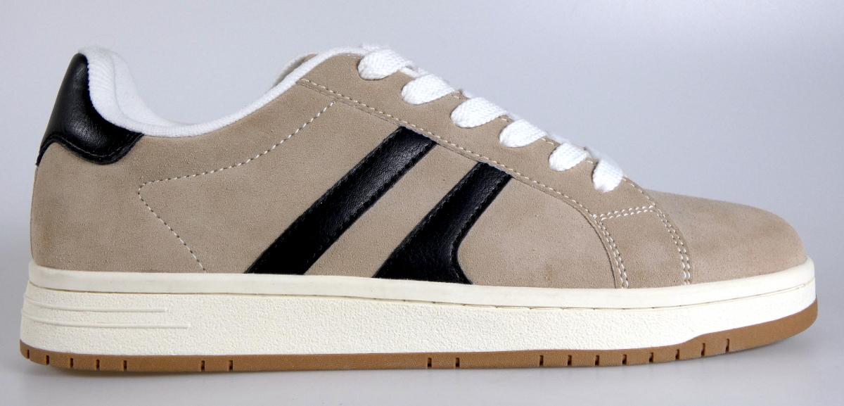 Halbschuhe, Größe 42, Foto siehe Anlage,
- mit Laufsohlen aus laut Antrag Kunststoff,
- mit Oberteil (geschlossenes Blatt) aus Kunststoff (Spinnstoff mit einer mit bloßem Auge
  wahrnehmbaren Außenschicht aus Kunststoff; somit keine Ware der Position 6404),
- auf das Oberteil sind Verstärkungsteile aus Kunststoff aufgesetzt,
- mit Schnürsenkelverschluss, 
- nicht den Knöchel bedeckend,
- ohne Metallschutz in der Vorderkappe,
- mit einer Länge der Innensohle von ca. 2﻿8 cm,
- als Männerschuhe erkennbar.

"Schuhe, andere als in der Position 6401 genannte, mit Laufsohlen und Oberteil aus Kunststoff,
 andere als in den Unterpositionen (KN) 6402 1210 bis 6402 9950 genannte, mit einer Länge der
 Innensohle von mehr als 24 cm, für Männer"