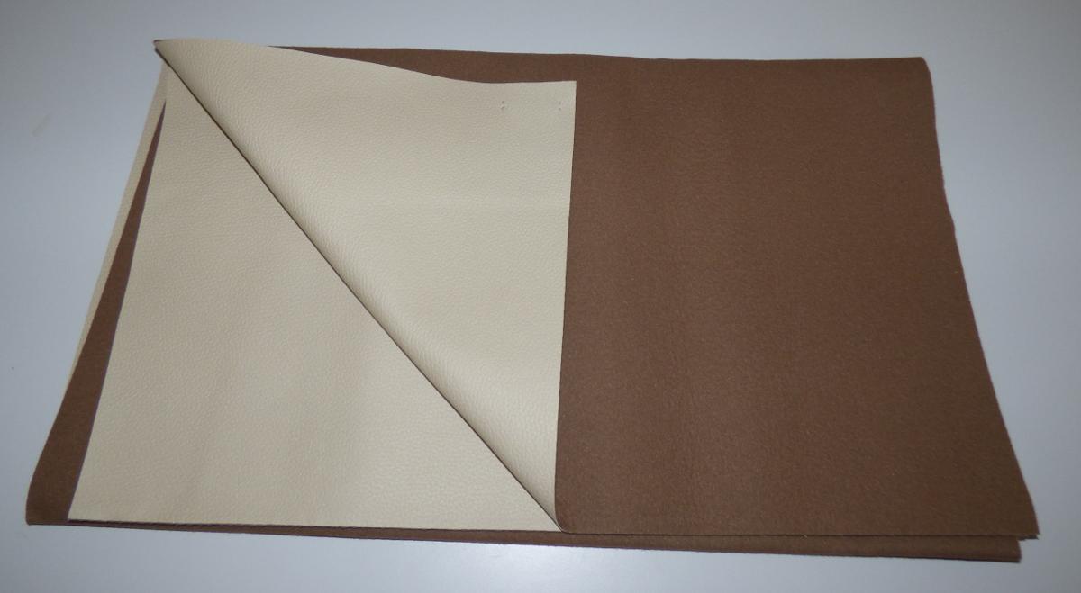 Textillaminat, Foto siehe Anlage,
- als Meterware, mit einer Breite von laut Antrag 142 cm,
- laut Untersuchungsergebnis:
-- aus drei mit ihrer ganzen Fläche aufeinander liegenden und so miteinander durch Kleben
   verbundenen Lagen:
--- mit einer Oberlage (Schauseite): 
---- aus einem gefärbten und geprägten Kettengewirke,
---- aus synthetischen Chemiefasern (laut Antrag Polyester), 
---- keine Elastomergarne oder Kautschukfäden enthaltend,
--- mit einer Zwischenlage aus einem Gewebe aus synthetischen Chemiefasern,
--- mit einer Unterlage aus einem gerauten Kuliergewirke aus synthetischen Chemiefasern,
- stellt sich nicht als Gewirke im Sinne der Unterpositions-Anmerkung 1 zu Kapitel 60 dar,
- das die Schauseite bildende Kettengewirke verleiht der Ware insbesondere im Hinblick auf die
  Bedeutung im Bezug auf die Verwendung ihren wesentlichen Charakter.

"Kettengewirke, anderes als solche der Positionen 6001 bis 6004, aus synthetischen Chemiefasern,
 anderes als in der Unterposition (HS) 6005 35 genannte, gefärbt"