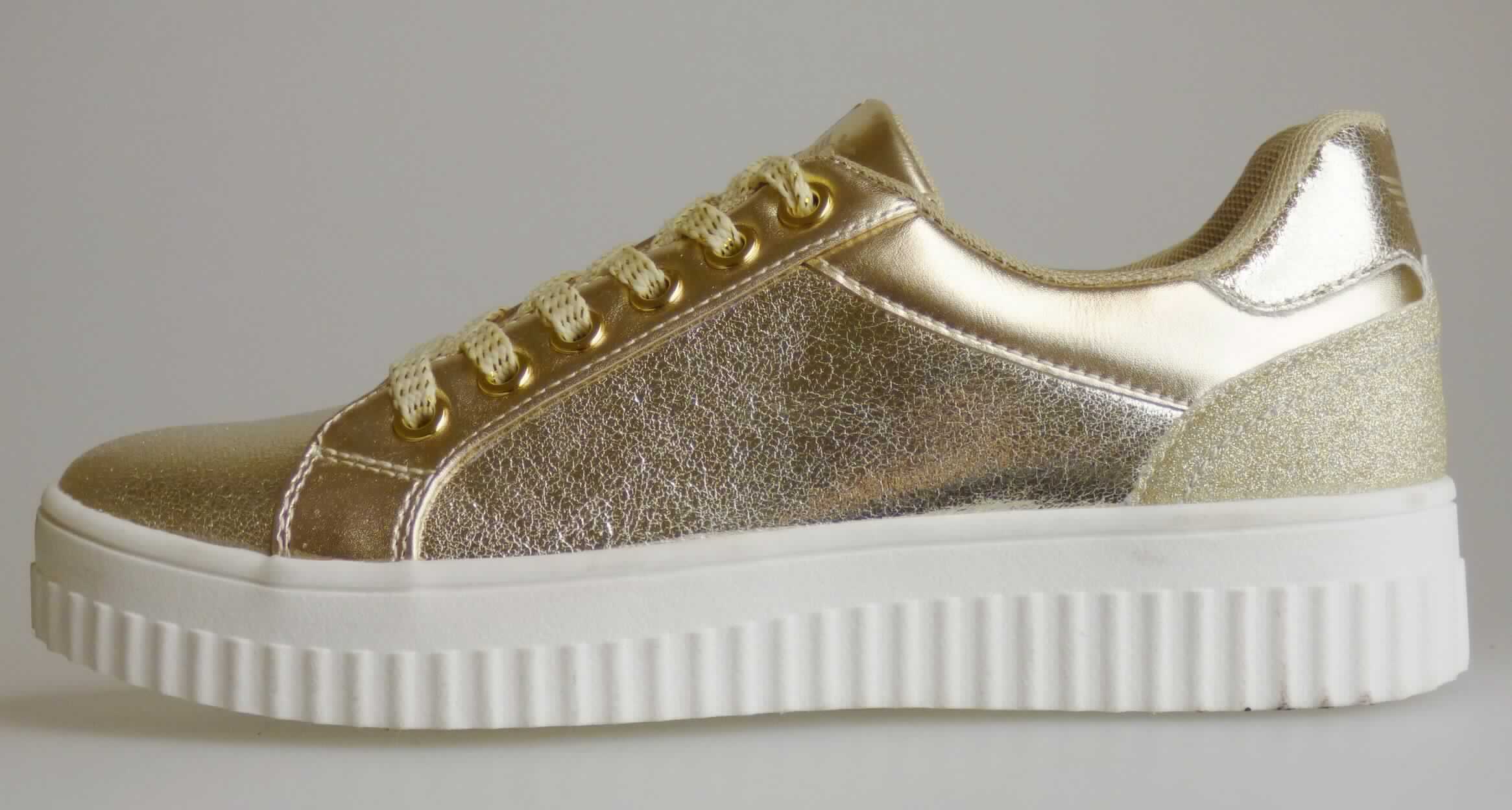 Halbschuhe (laut Antrag: "Damenschuh", Größe 37, Foto siehe Anlage) 
- mit Laufsohlen aus (laut Antrag) Kautschuk, 
- mit Oberteil (geschlossenes Blatt) aus Kunststoff (Spinnstoff mit einer mit bloßem Auge wahrnehmbaren 
  Außenschicht aus Kunststoff),
- im Fersenbereich mit einem Zuschnitt aus Kunststoff verstärkt,
- mit Schnürsenkelverschluss,
- nicht den Knöchel bedeckend, 
- ohne Metallschutz in der Vorderkappe, 
- mit einer Länge der Innensohle von ca. 24,5 cm,
- für Frauen (u. a. schlanker Schnitt).

"Schuhe, andere als in der Position 6401 genannte, mit Laufsohlen aus Kautschuk und Oberteil aus Kunststoff, 
 andere als in den Unterpositionen 6402 1210 bis 6402 9991 genannte, für Frauen"
