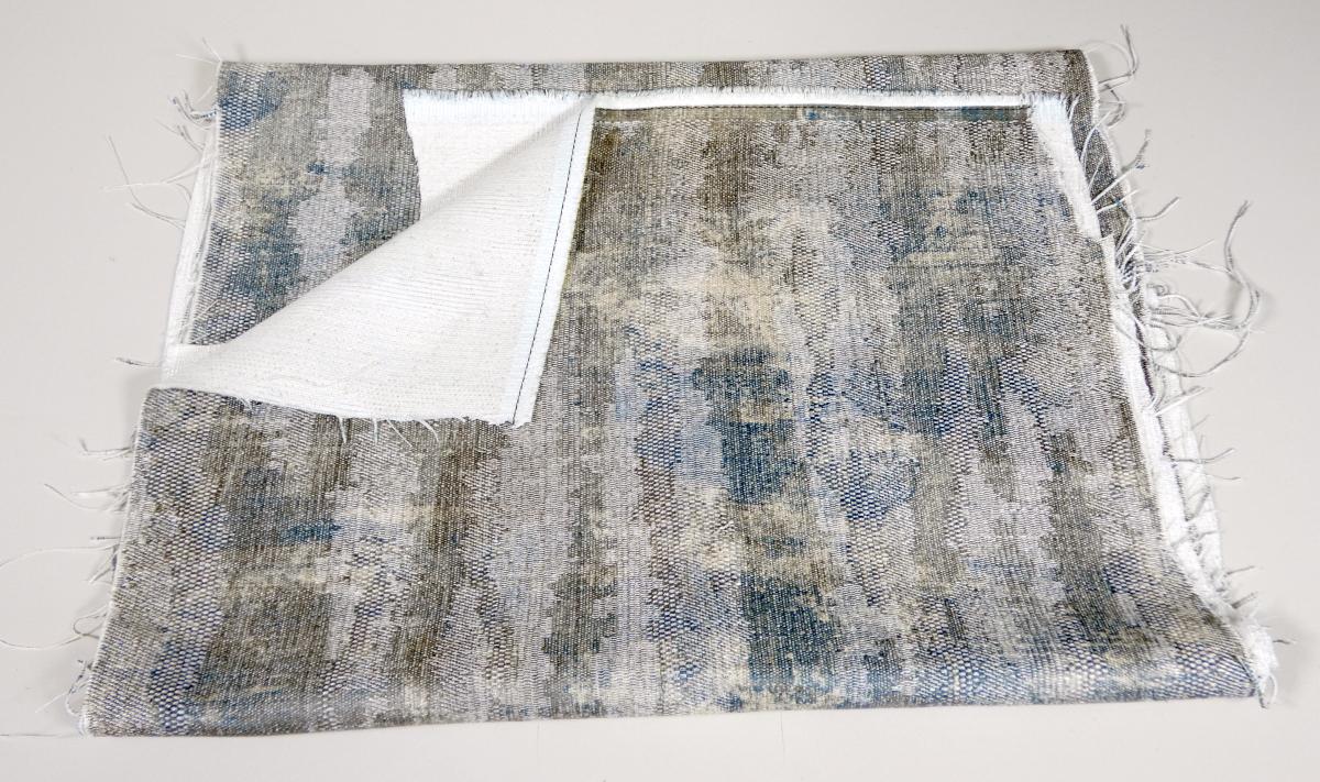 Jacquardgewebe, Foto siehe Anlage,
- als Meterware, mit einer Breite von mehr als 30 cm,
- laut Untersuchungsergebnis:
-- mit Kettgarnen aus synthetischen Filamenten (laut Antrag Polyester) und Spinnfasergarnen aus
   künstlichen Chemiefasern (Viskose) mit einer Beimischung aus laut Antrag Leinen,
-- mit Schussgarnen (Chenillegarnen) aus synthetischen Spinnfasern (laut Antrag Polyester) und
   Garnen aus Reißspinnstoff, bestehend aus synthetischen Spinnfasern (laut Antrag überwiegend
   Polyester) und aus laut Antrag Baumwolle,
-- mit einem Gesamtanteil an:
--- synthetischen Spinnfasern von ca. 43 GHT (mit einem Anteil an Polyester von ca. 42 GHT),
--- synthetischen Filamenten von ca. 15 GHT,
--- künstlichen Spinnfasern von ca. 32 GHT, 
--- Baumwolle von ca. 7 GHT,
--- Leinen von ca. 3 GHT,
-- bedruckt,
-- u. a. aufgrund der fehlenden samtartigen Oberfläche kein Chenillegewebe.

"Gewebe aus synthetischen Spinnfasern, anderes als in den Positionen 5512 bis 5514 genannte, aus
 Polyester-Spinnfasern, hauptsächlich mit Viskose-Spinnfasern gemischt, bedruckt"