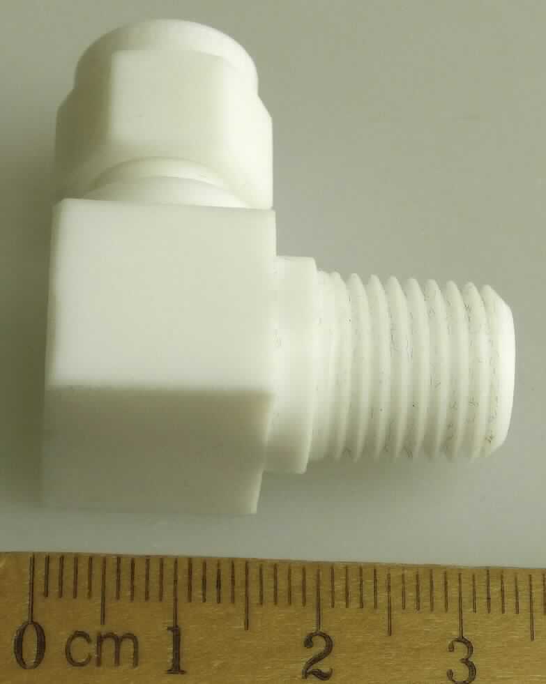 Angaben des Antragstellers:
Winkelverschraubungen aus PTFE ASTM D3294 sind mit Swagelock-Verschraubungen auf einer Seite und Außen- oder Innengewinde auf der anderen Seite oder beidseitig mit Klemmringanschlüssen ausgestattet. 

Feststellungen an einem Warenmuster:
Es wurde ein gewinkeltes Rohrverbindungsstück aus einem weißen Kunststoff vorgelegt, welches einseitig mit einem Swagelock-Anschluss und auf der anderen Seite mit einem Außengewinde versehen ist.

Befund:
Es handelt sich um Verbindungsstücke aus Kunststoff im Sinne der Unterposition (HS) 3917 40.