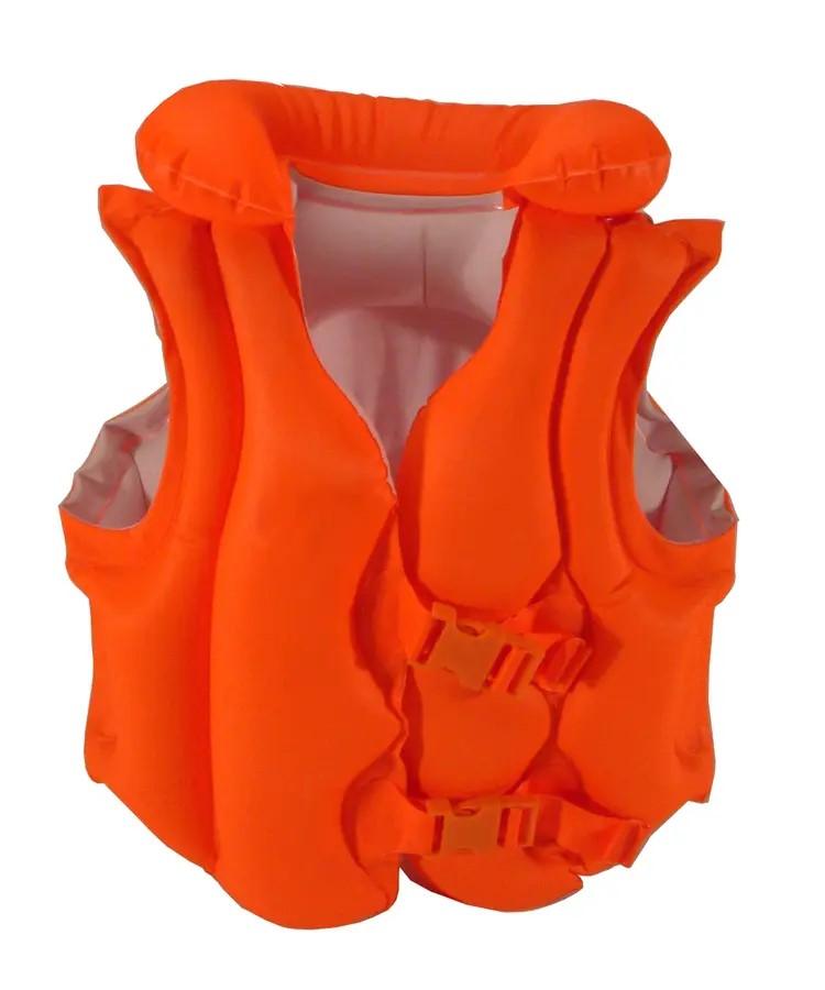 Bei dem vorliegenden Erzeugnis handelt es sich um eine Schwimmweste für Kinder,
- in der Form einer ärmellosen Weste mit Kragen,
- aus orangenen Kunststofffolien zusammengeschweißt,
- in den Abmessungen von ca. 50 x 47 cm (lt. Verpackung),
- mit drei Luftkammern; jeweils mit eigenem Ventil,
- auf der Vorderseite mit Schnappverschlüssen aus Kunststoff, die
  Rückseite ist mit Warnhinweisen bedruckt,
- stellt sich aufgrund der Gestaltung nicht als Rettungsweste mit
  lebensrettender Funktion dar,
- dazu bestimmt, Kinder beim Schwimmenlernen als Schwimmhilfe zu dienen,
- gemeinsam mit einer Gebrauchsanweisung in einem Pappkarton verpackt.

Derartige Erzeugnisse sind zolltarifrechtlich als "Ausrüstungsgegenstand für den Wassersport, kein Windsurfer" einzureihen.