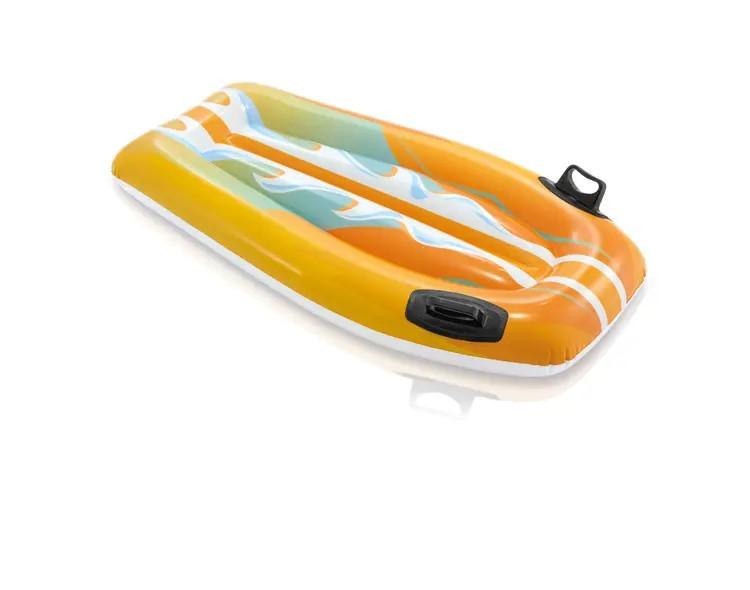 Bei dem durch Abbildungen und Beschreibungen veranschaulichten Erzeugnis handelt es sich um ein Spielzeug,
- eine aufblasbare Nachbildung eines Surfboards darstellend,
- aus zusammengeschweißten Kunststofffolien gefertigt,
- mit einem Durchmesser von  ca. 112 cm x 62 cm,
- auf der Oberseite mit zwei Griffen versehen,
- in zwei Farbvarianten erhältlich; jeweils mit einem Flammenmotiv verziert,
- nicht für Rettungs- oder Sicherheitszwecke im Wasser geeignet,
- dient der spielerischen Unterhaltung von Personen im flachen Wasser,
- in Aufmachung für den Einzelverkauf.

Derartige Erzeugnisse werden zolltarifrechtlich als "anderes Spielzeug, nicht von den Unterpositionen (KN) 9503 0010 bis 9503 0087 erfasst, aus Kunststoff, nicht von den TARIC-Codes 9503 0095 10 bis 9503 0095 40 erfasst" eingereiht.