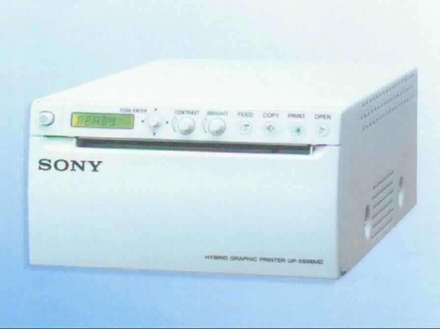 Drucker, sog. Thermodirektdrucker Sony UP-X898MD, im Wesentlichen bestehend aus einem Thermodruckkopf, Antriebsmotor und Mechanik für den Papiertransport in einem 15,6 x 9 x 24 cm großen Gehäuse mit LC-Display, Bedienelementen sowie USB- und Video-Schnittstellen.
Das Gerät dient zum Drucken von Bildern im medizinischen Bereich. Es ist an eine automatische Datenverarbeitungsmaschine anschließbar.

Die Ware wird als "Drucker, der an eine automatische Datenverarbeitungsmaschine angeschlossen werden kann, andere Maschine als von den Unterpositionen (KN) 8443 1100 bis 8443 3100 erfasst" eingereiht.

Anlage: 1 Abbildung