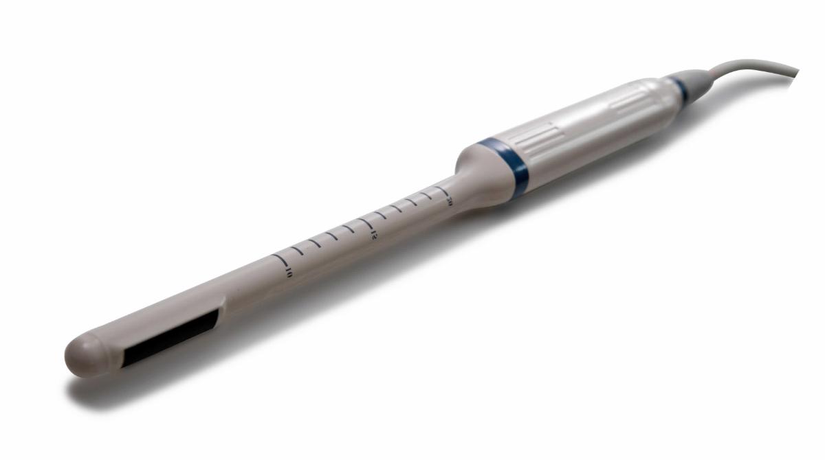 Sog. Linear-Rektal Schallkopf D7L40L-REC 4,0-15,0 MHz für CBit 8 und QBit Serie, REF 15.700.02.418, speziell geformte stabförmige, in der Hand zu haltende Vorrichtung, an einem Ende mit einer Ultraschallsonde, am anderen Ende mit einem Anschlusskabel ausgestattet (zur äußeren Form, siehe Abbildung in der Anlage). Der mit einer Frequenz von 4,0 - 15,0 MHz arbeitende Schallkopf wird an ein Ultraschalldiagnosegerät (nicht Gegenstand dieser vZTA-Entscheidung) angeschlossen und in unterschiedlichen medizinischen Bereichen wie z. B. der inneren Medizin und der Urologie eingesetzt. 
Die Ware wird als "Teil, erkennbar hauptsächlich für ein Ultraschalldiagnosegerät bestimmt" eingereiht.