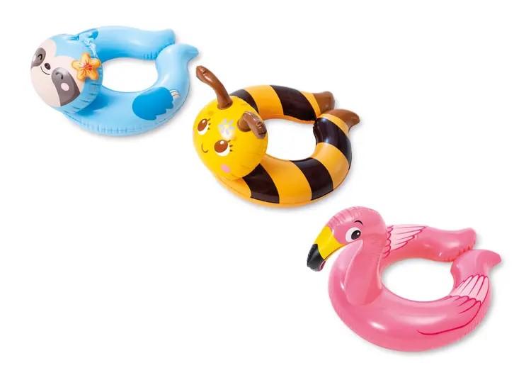 Es handelt sich um einen durch Antragsangaben und eine Abbildung veranschaulichten Schwimmring in Form eines aufblasbaren Tieres in verschiedenen Varianten (Faultier, Biene, Flamingo) mit einem ringförmigen Körper und einem Kopf. Das mit einem Ventil ausgestattete Badetier besteht aus miteinander verschweißten, farbigen Kunststofffolien und weist je nach Modell einen Durchmesser von 50 bis 60 cm bei einer Innenringgröße von ca. 25 bis 30 cm auf. 
Die Ware dient zur spielerischen Unterhaltung insbesondere von Kindern im flachen Wasser. Sie ist für den Einzelverkauf verpackt.

Derartige Erzeugnisse sind zolltarifrechtlich als "Spielzeug, ein Tier darstellend, kein Füllmaterial enthaltend, nicht aus Holz handgearbeitet" einzureihen.